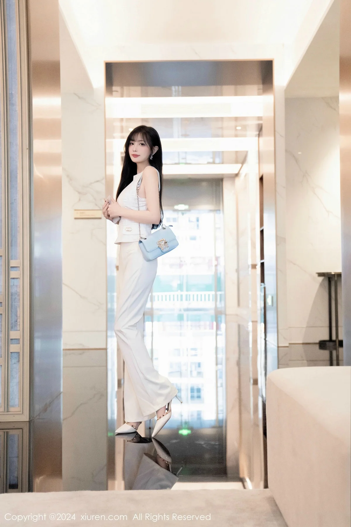 林星阑性感白上衣配简约长裤露白色内衣秀曼妙身姿绝美写真 第 38 张