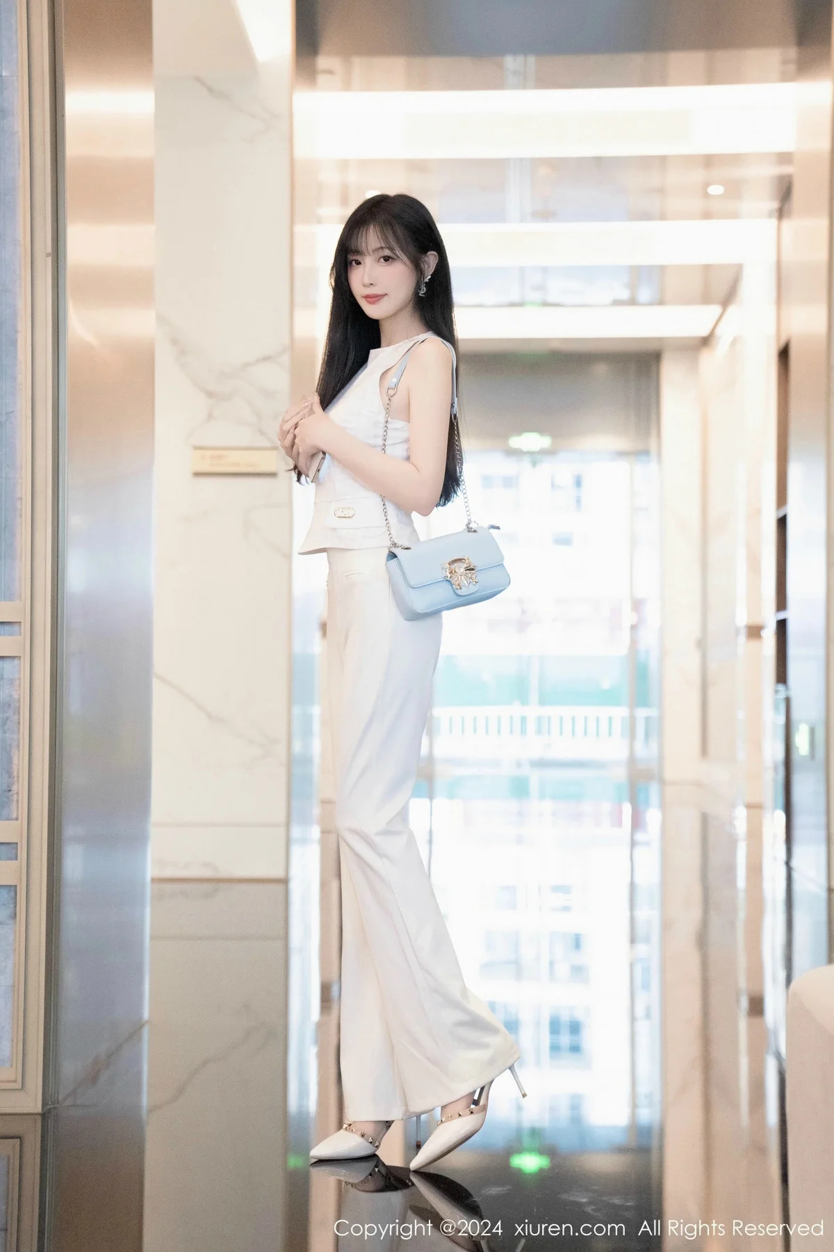林星阑性感白上衣配简约长裤露白色内衣秀曼妙身姿绝美写真 第 40 张