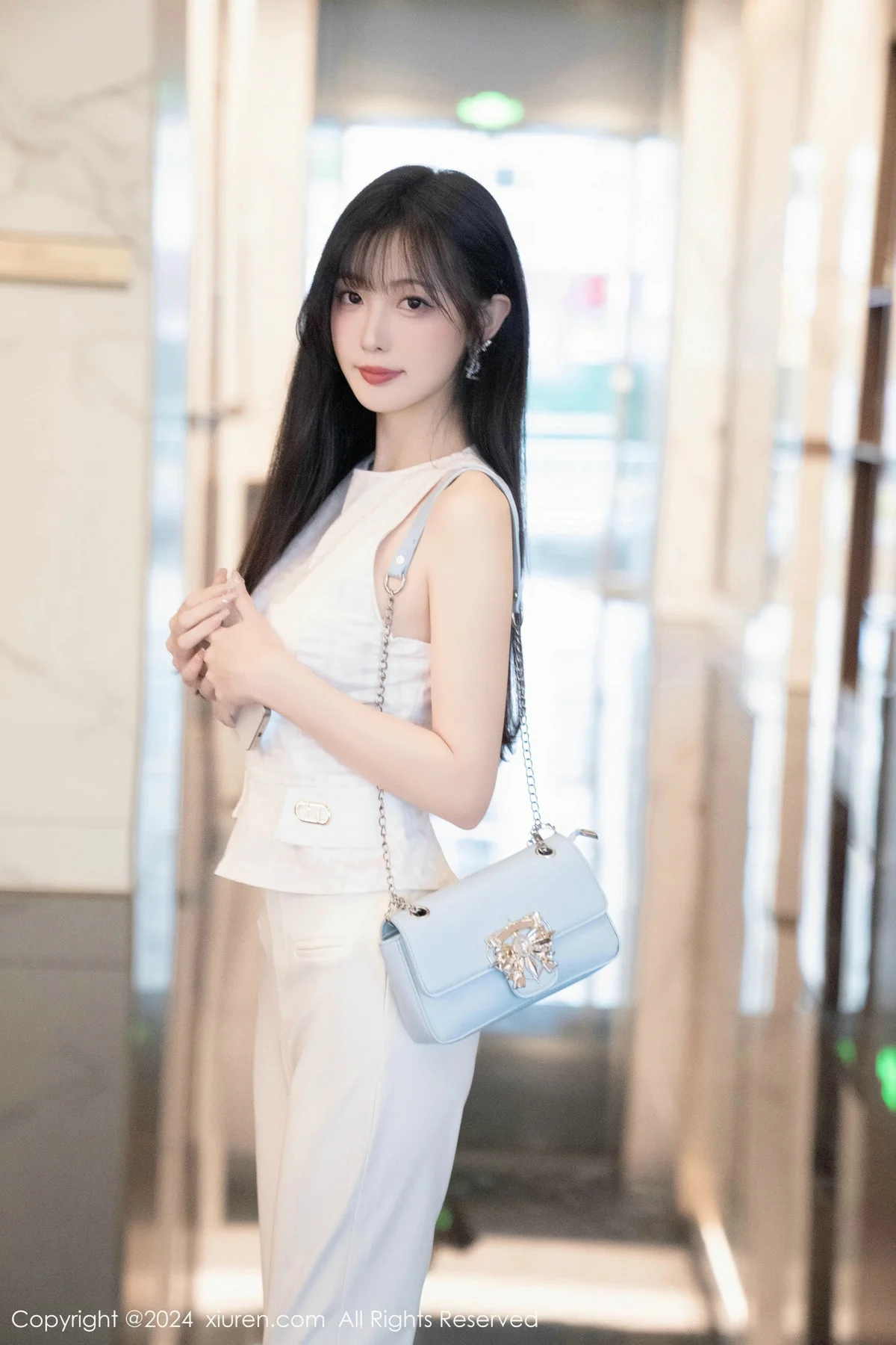 林星阑性感白上衣配简约长裤露白色内衣秀曼妙身姿绝美写真 第 42 张