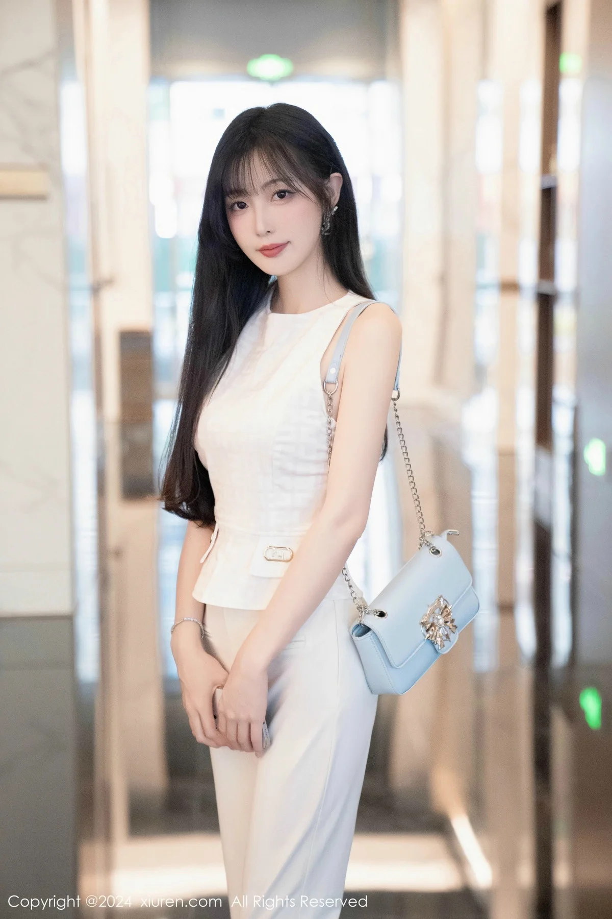 林星阑性感白上衣配简约长裤露白色内衣秀曼妙身姿绝美写真 第 44 张