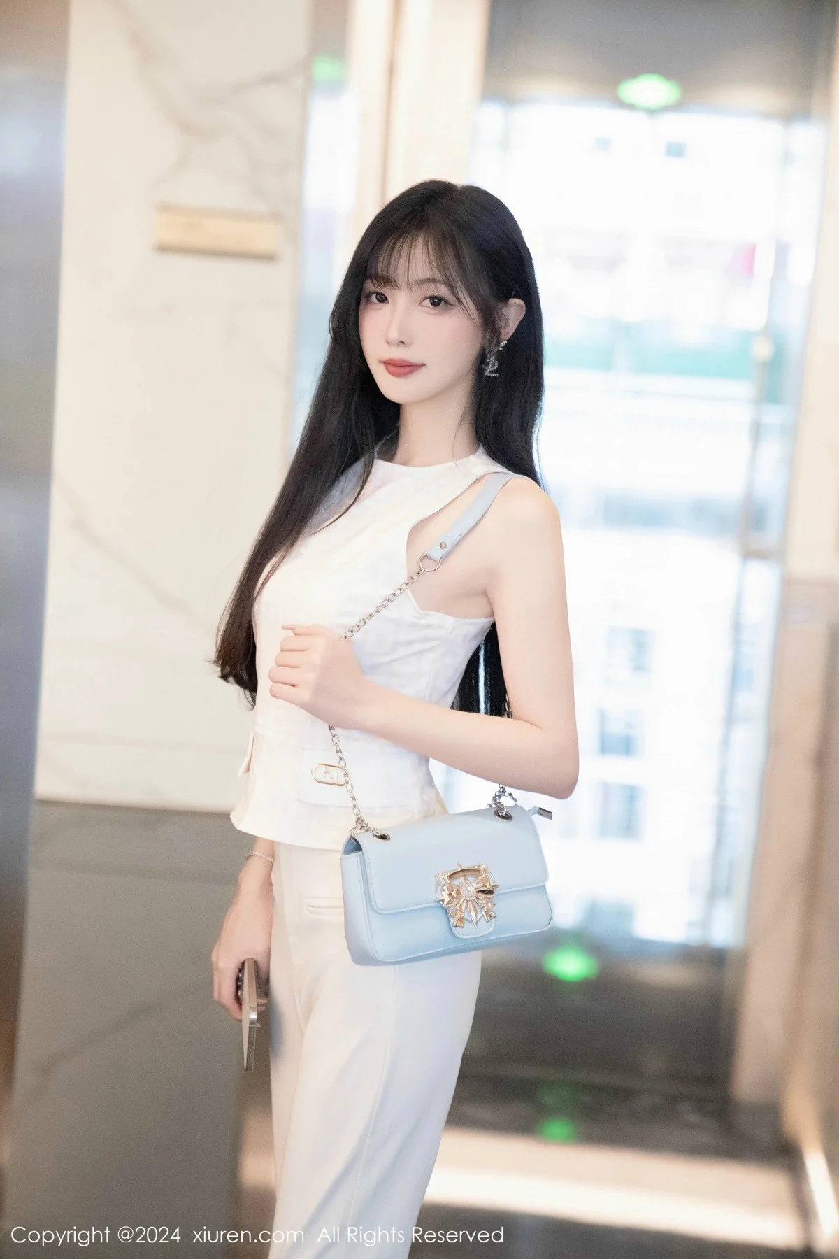 林星阑性感白上衣配简约长裤露白色内衣秀曼妙身姿绝美写真 第 45 张