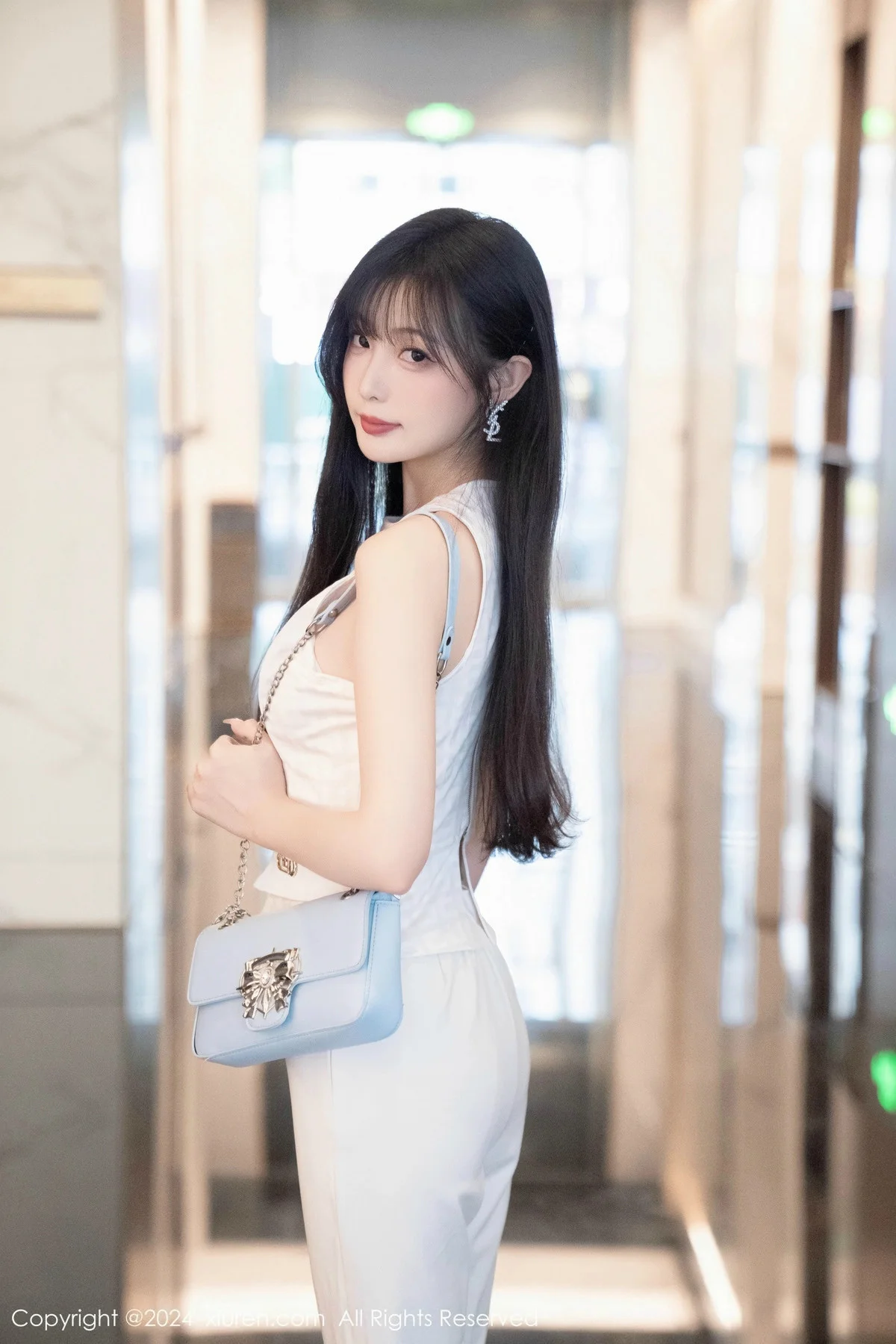 林星阑性感白上衣配简约长裤露白色内衣秀曼妙身姿绝美写真 第 48 张