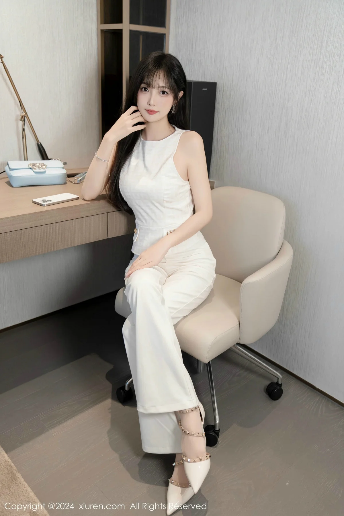 林星阑性感白上衣配简约长裤露白色内衣秀曼妙身姿绝美写真 第 49 张