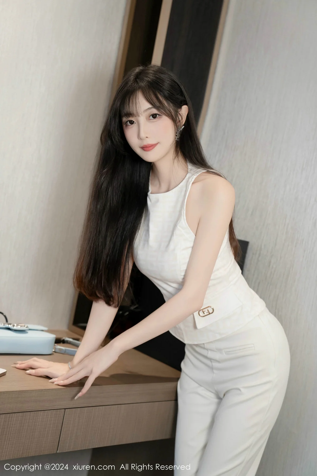 林星阑性感白上衣配简约长裤露白色内衣秀曼妙身姿绝美写真 第 68 张