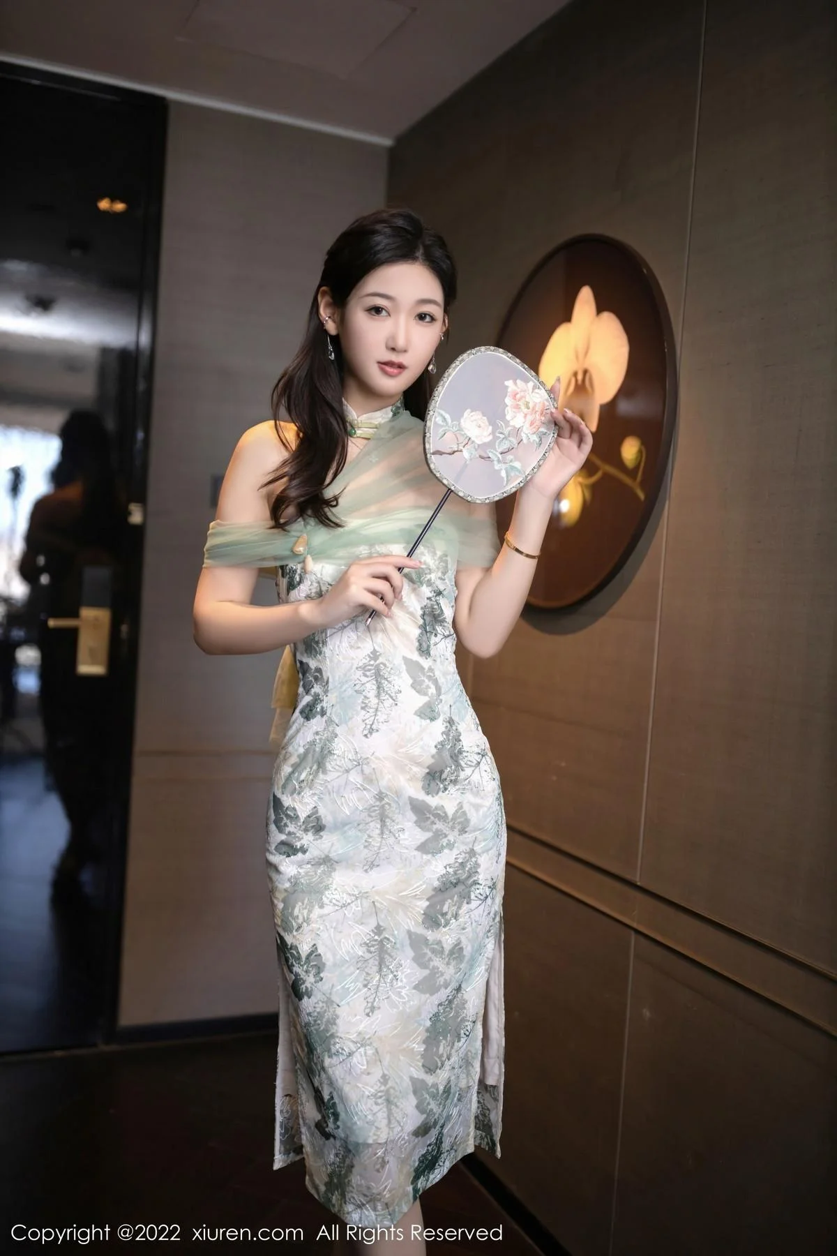 唐安琪性感浅色带图案旗袍配超薄肉丝秀曼妙身姿绝美写真 第 1 张