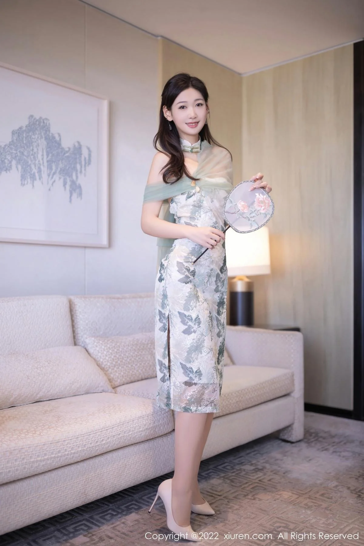唐安琪性感浅色带图案旗袍配超薄肉丝秀曼妙身姿绝美写真 第 10 张