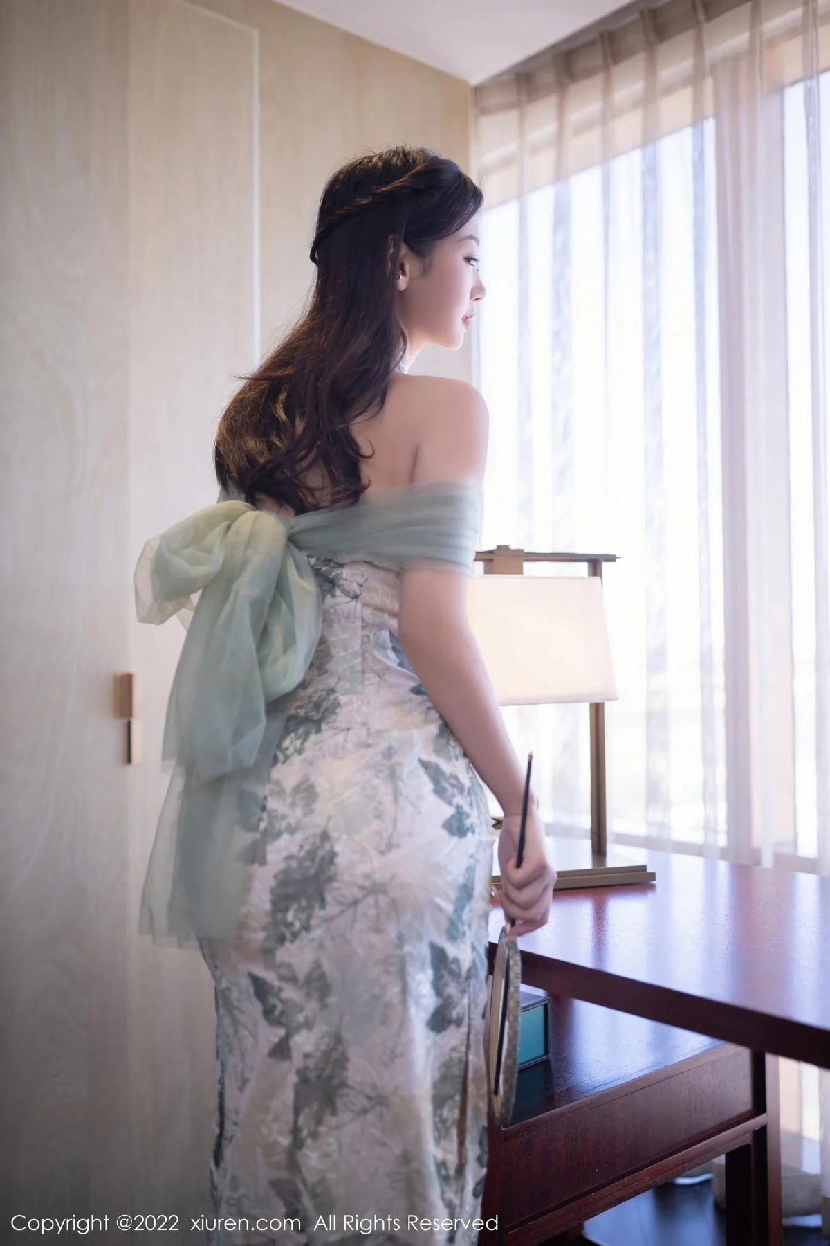 唐安琪性感浅色带图案旗袍配超薄肉丝秀曼妙身姿绝美写真 第 16 张
