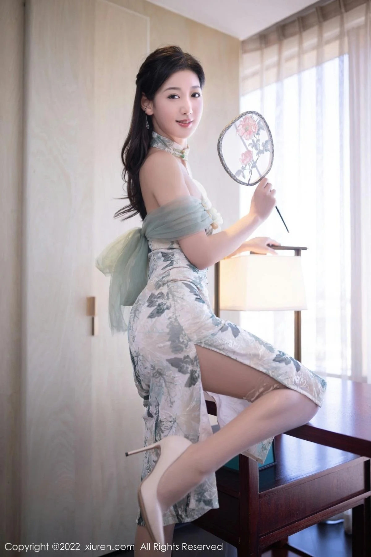 唐安琪性感浅色带图案旗袍配超薄肉丝秀曼妙身姿绝美写真 第 17 张