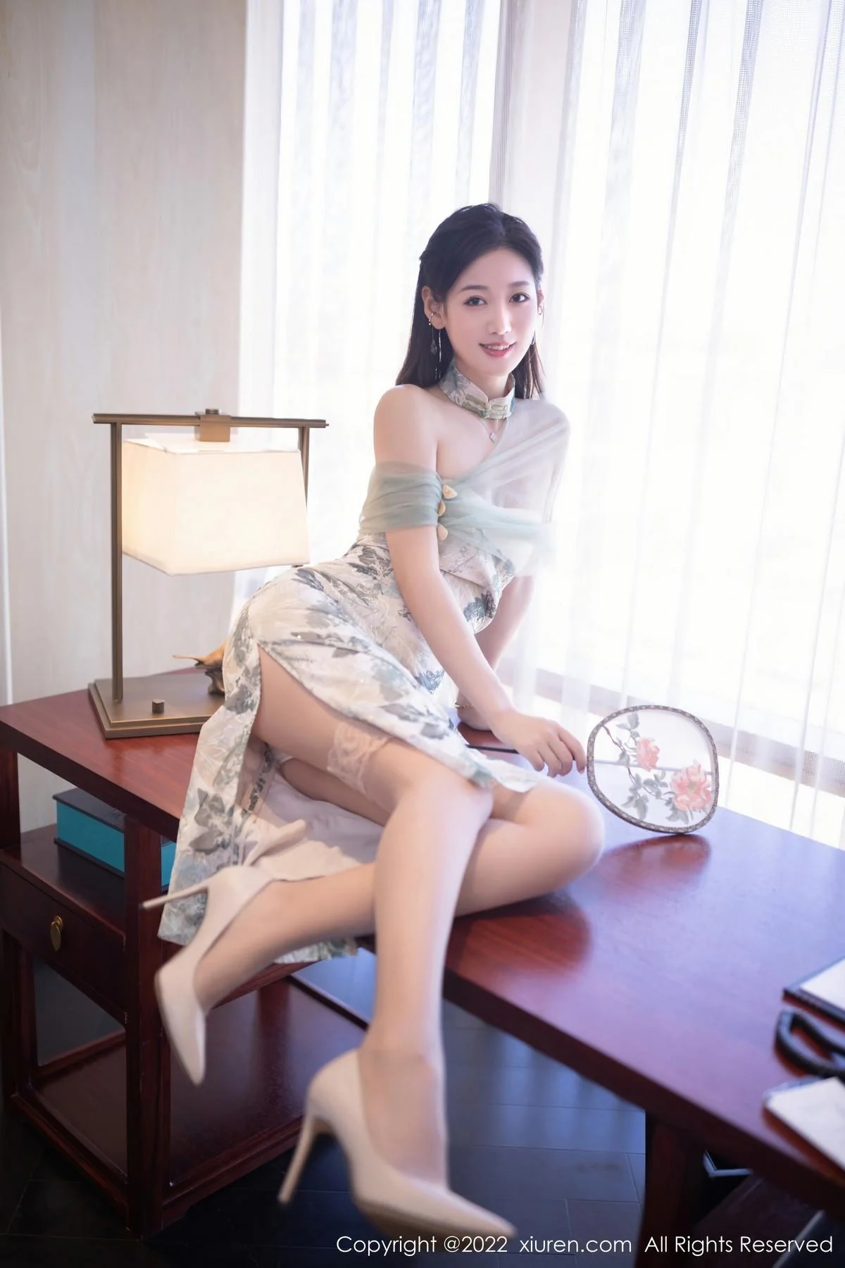 唐安琪性感浅色带图案旗袍配超薄肉丝秀曼妙身姿绝美写真 第 18 张