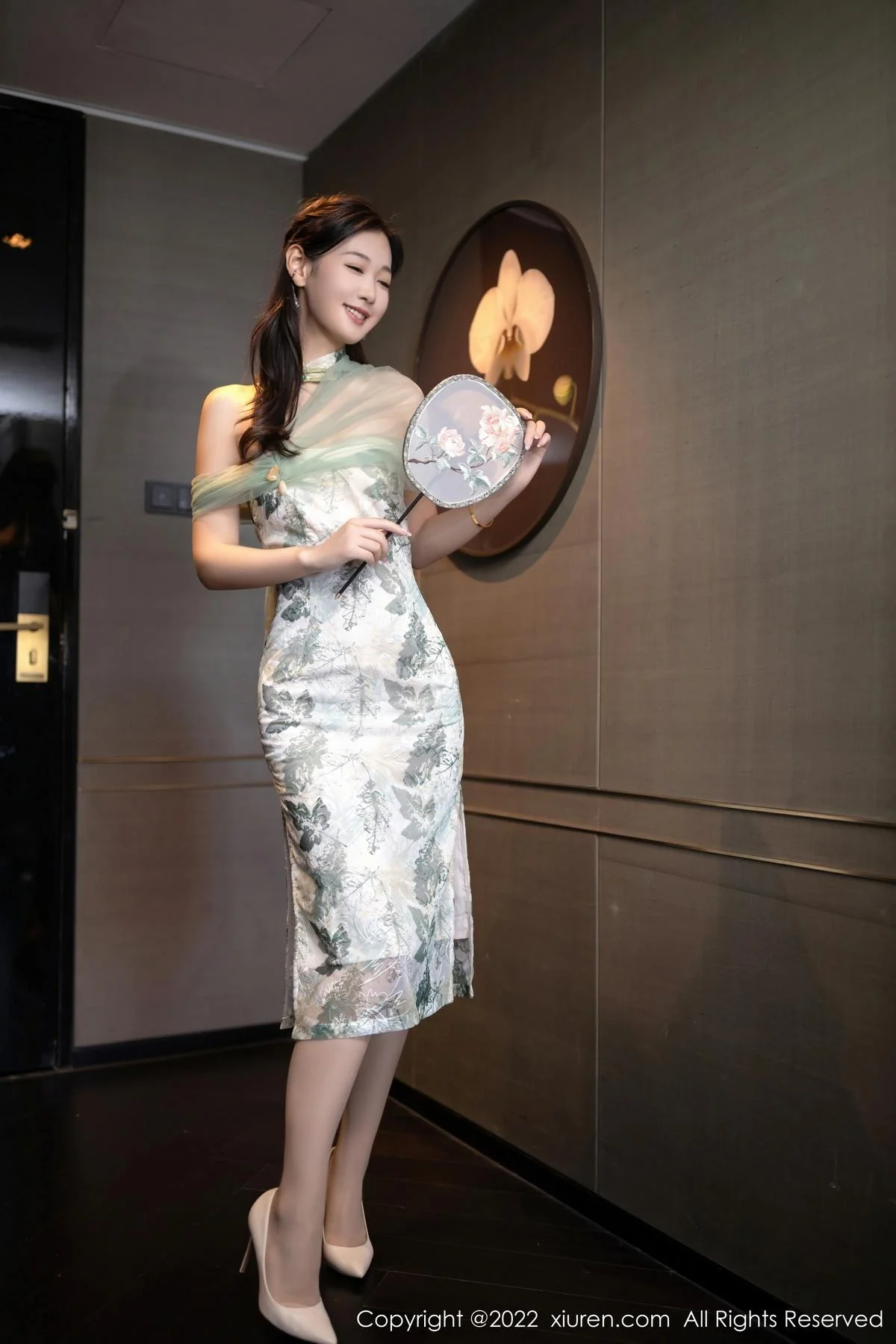 唐安琪性感浅色带图案旗袍配超薄肉丝秀曼妙身姿绝美写真 第 2 张