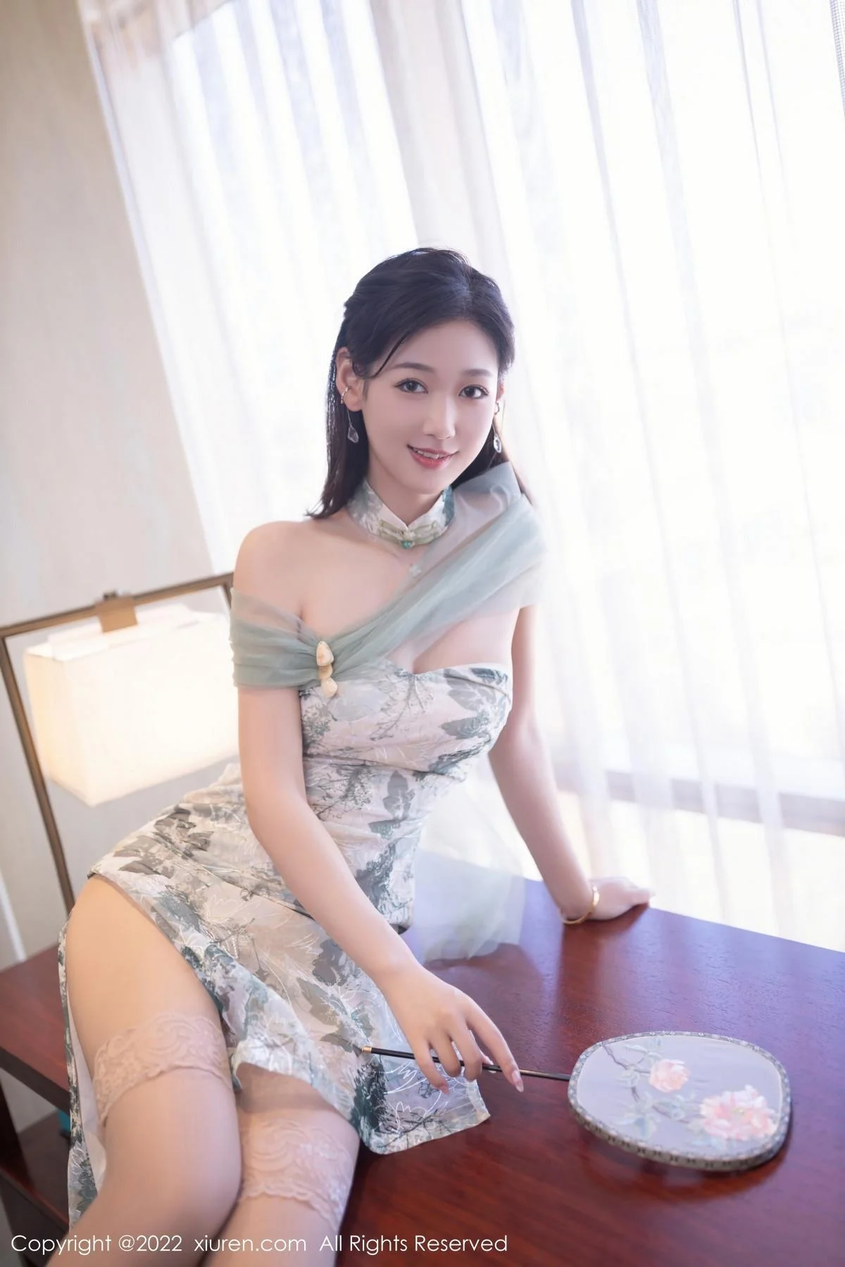 唐安琪性感浅色带图案旗袍配超薄肉丝秀曼妙身姿绝美写真 第 21 张
