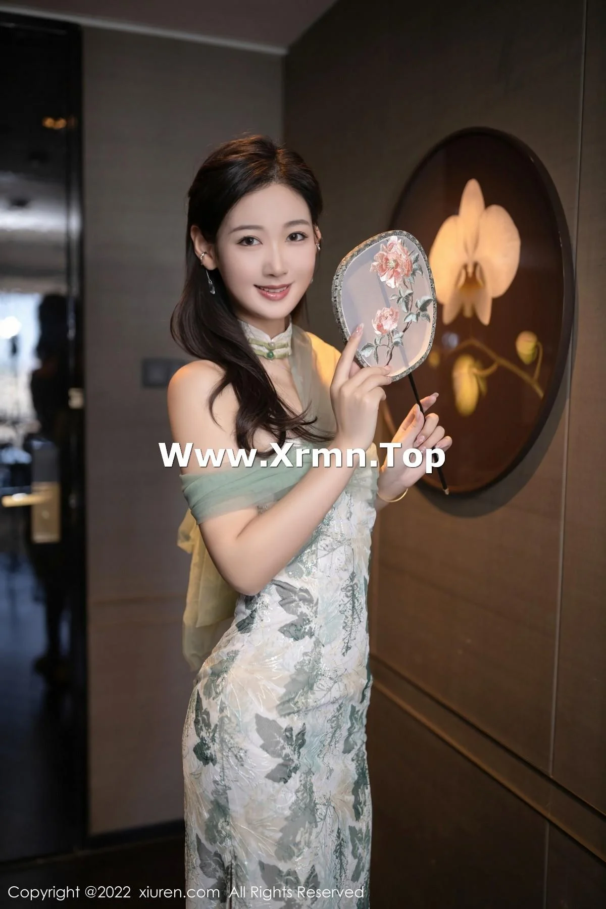 唐安琪性感浅色带图案旗袍配超薄肉丝秀曼妙身姿绝美写真 第 3 张