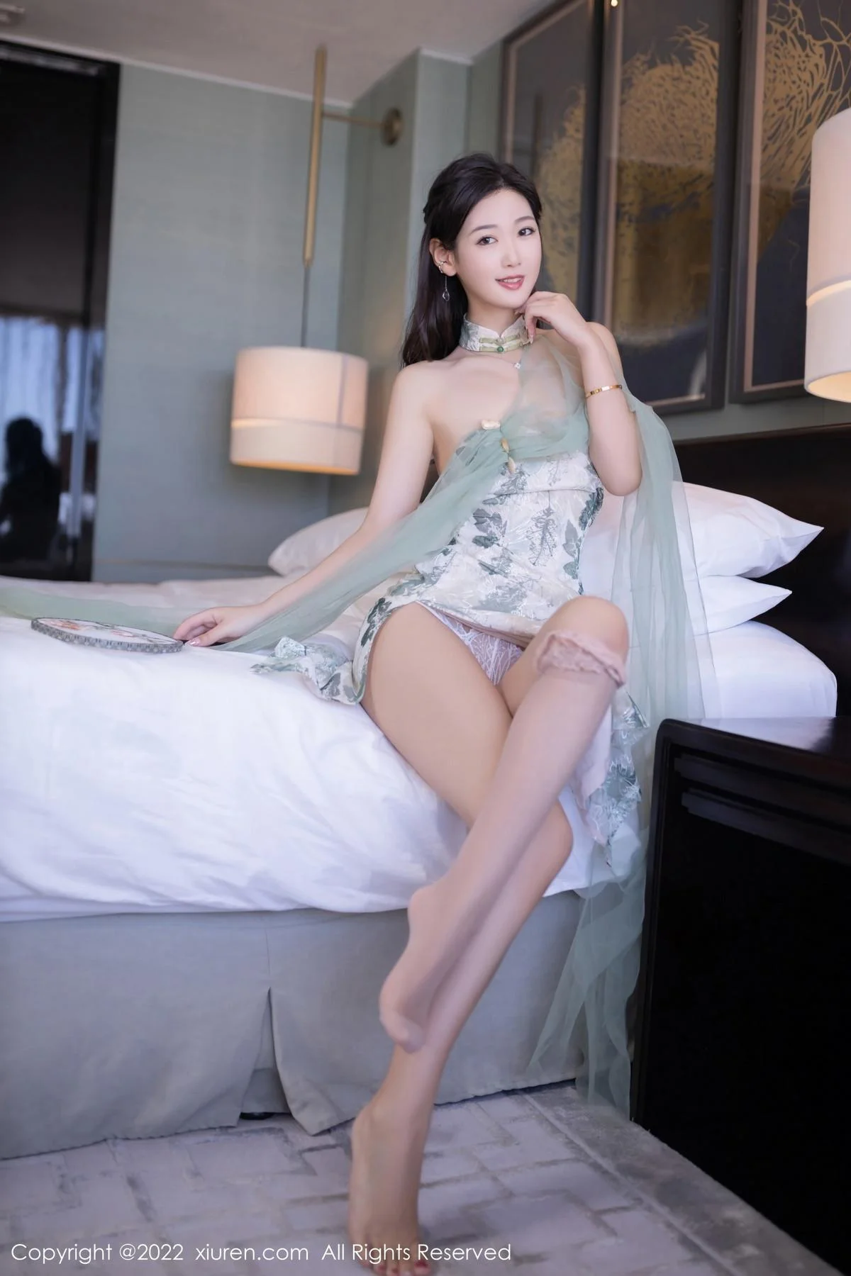 唐安琪性感浅色带图案旗袍配超薄肉丝秀曼妙身姿绝美写真 第 46 张
