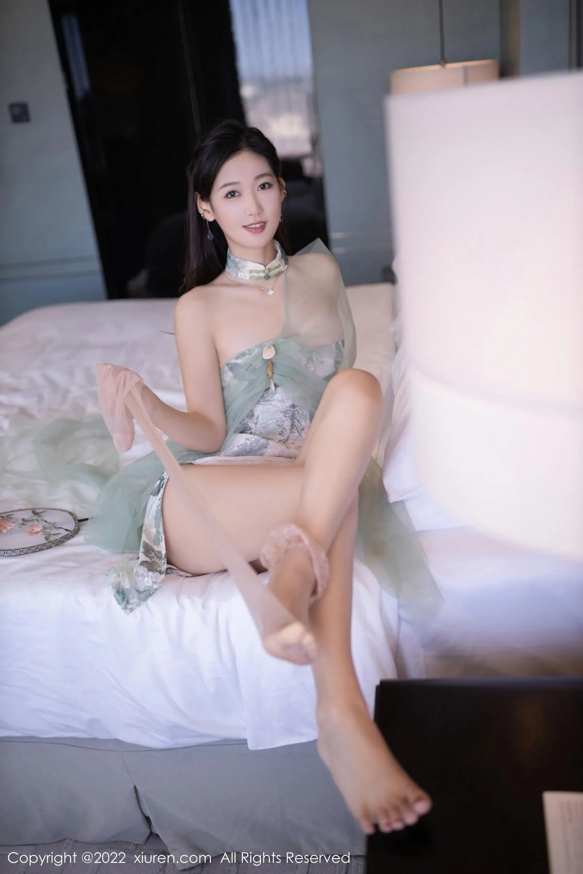 唐安琪性感浅色带图案旗袍配超薄肉丝秀曼妙身姿绝美写真 第 54 张