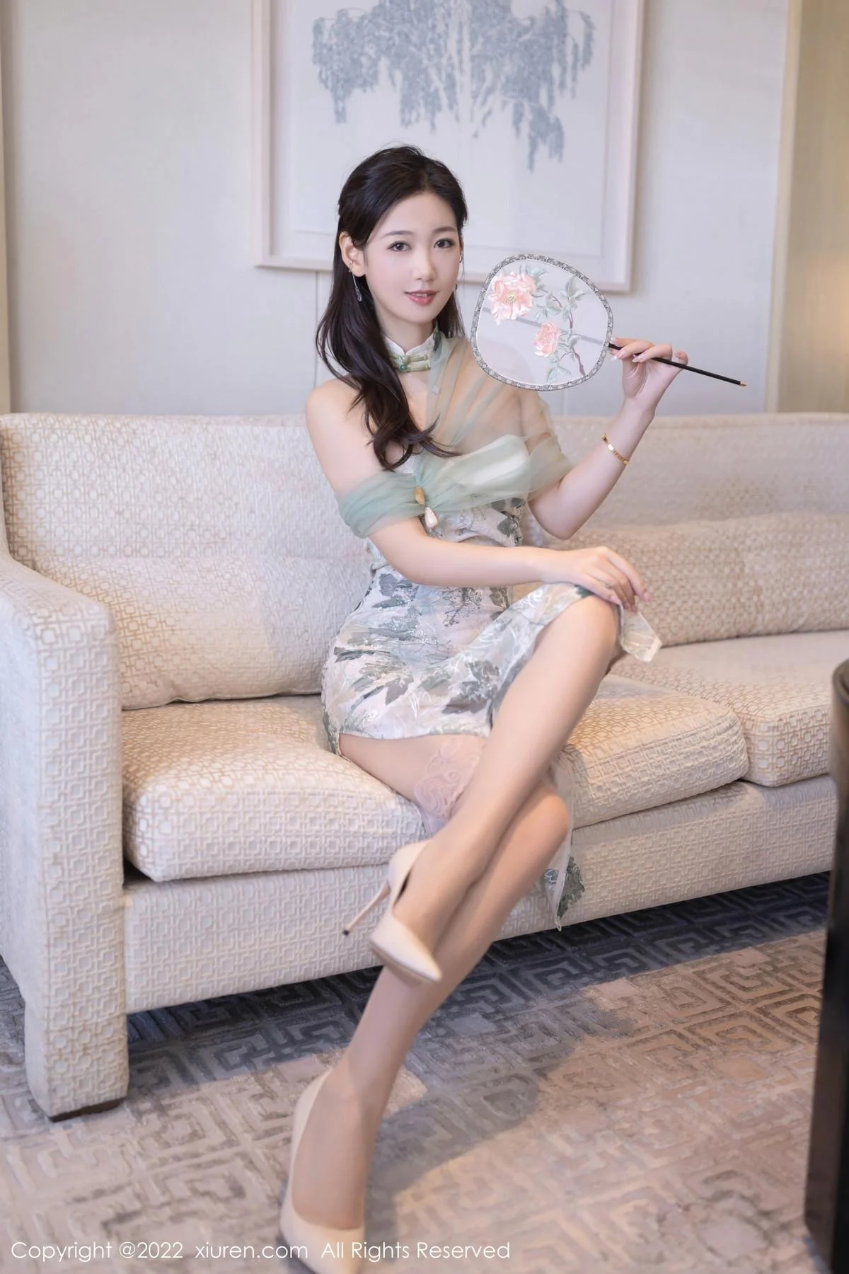 唐安琪性感浅色带图案旗袍配超薄肉丝秀曼妙身姿绝美写真 第 6 张