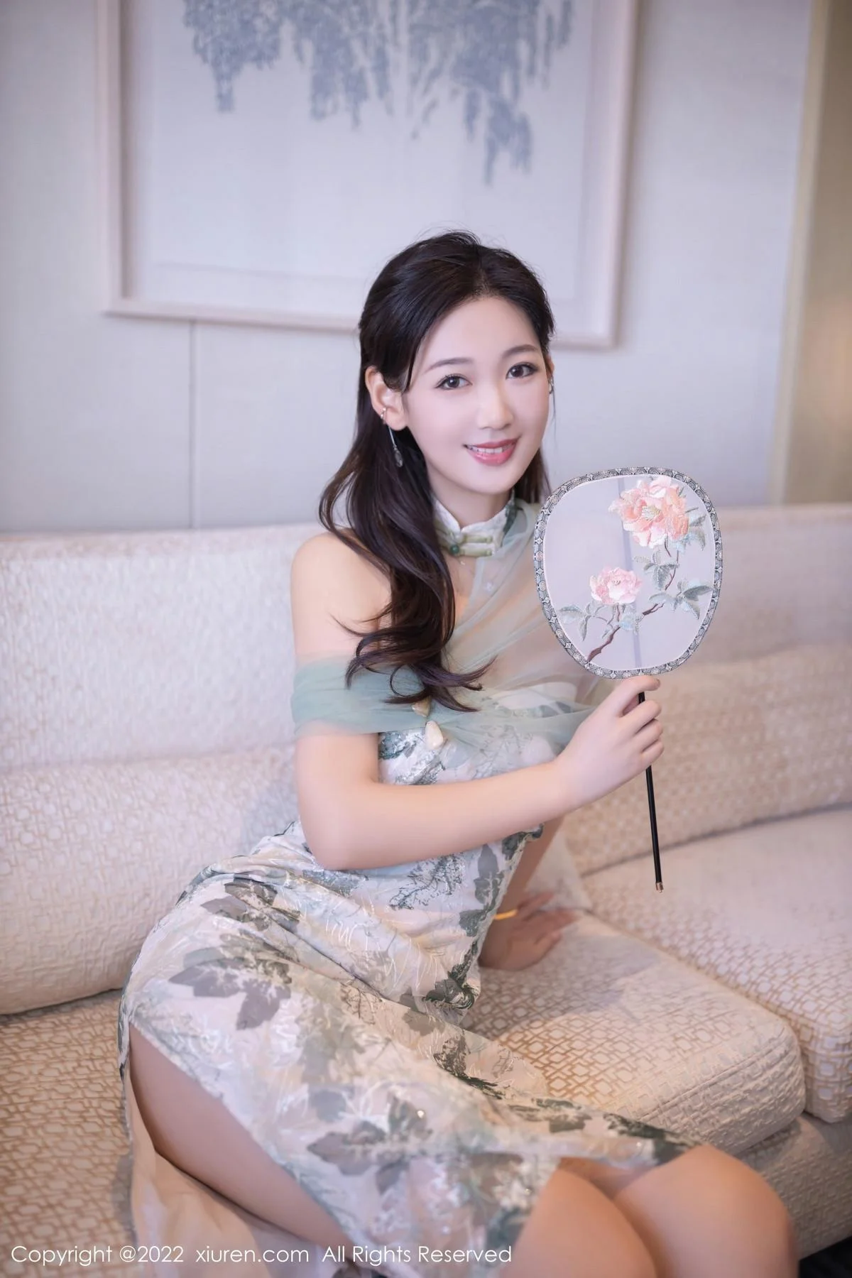 唐安琪性感浅色带图案旗袍配超薄肉丝秀曼妙身姿绝美写真 第 8 张