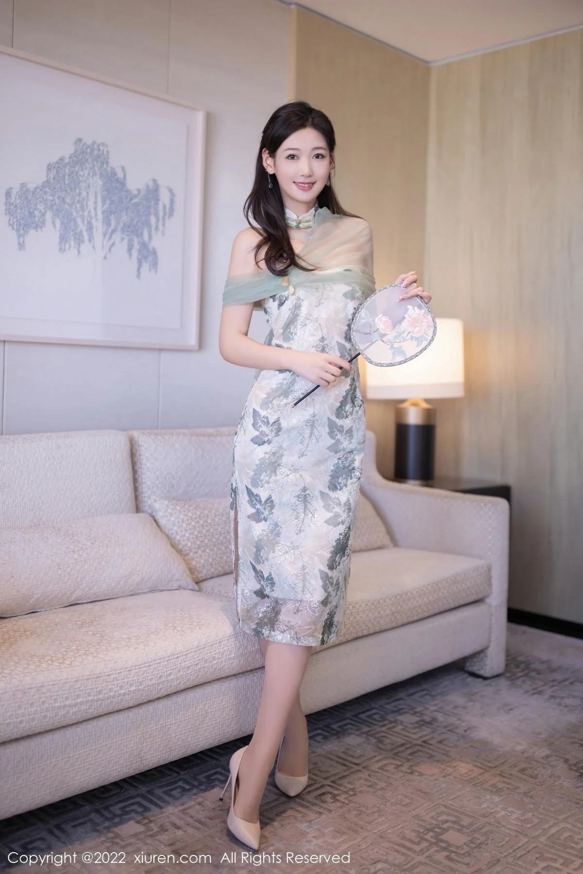 唐安琪性感浅色带图案旗袍配超薄肉丝秀曼妙身姿绝美写真 第 9 张