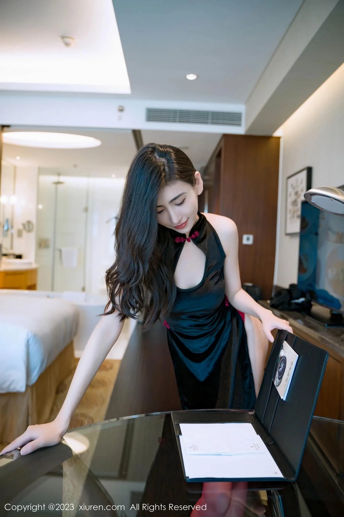 章芃芃性感黑色情趣旗袍配红丝吊袜秀翘臀美腿撩人绝美写真 第 21 张