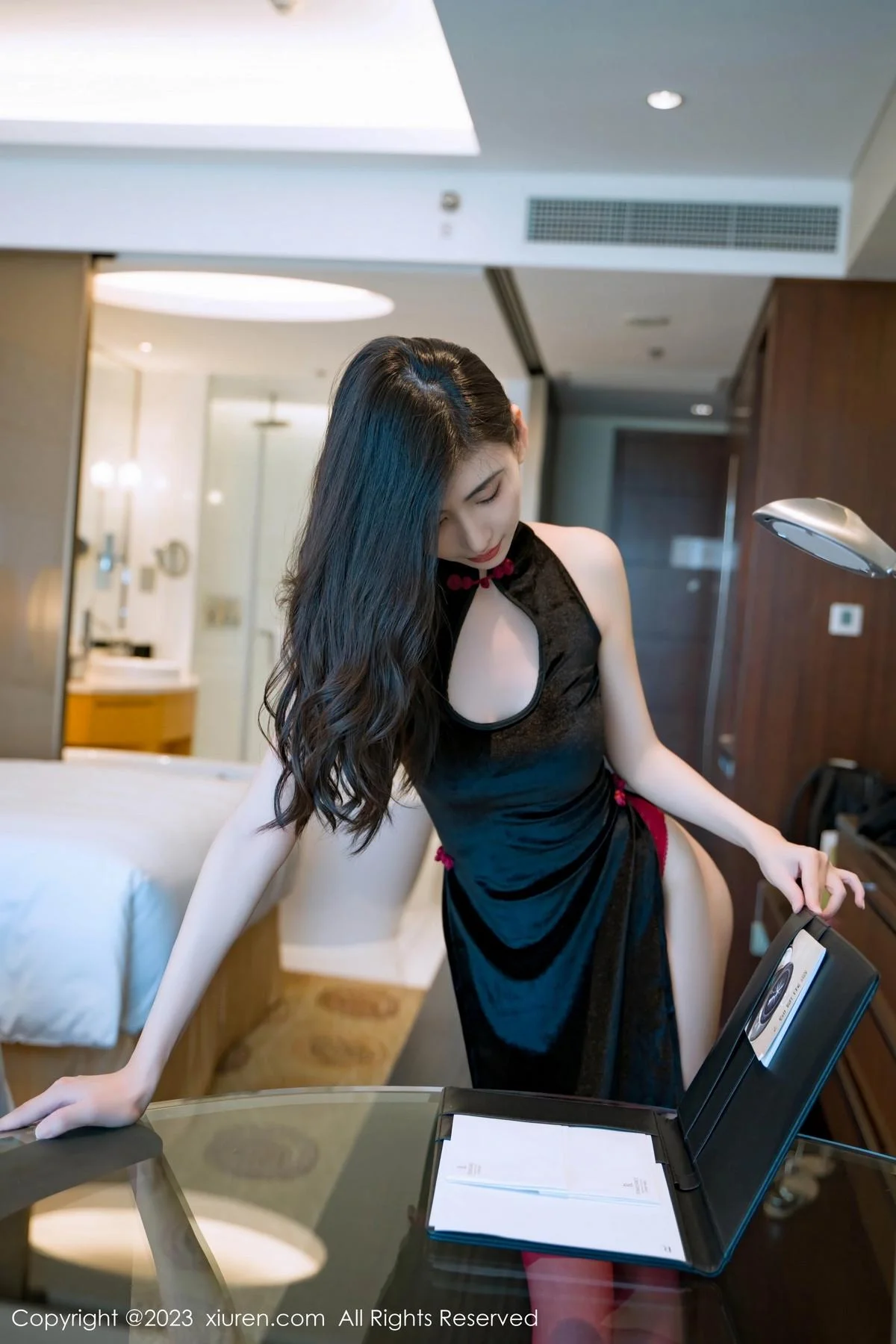 章芃芃性感黑色情趣旗袍配红丝吊袜秀翘臀美腿撩人绝美写真 第 22 张