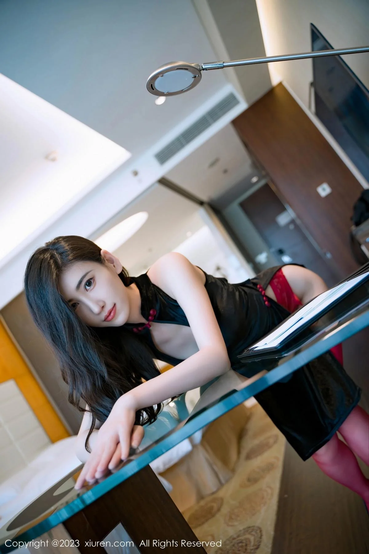 章芃芃性感黑色情趣旗袍配红丝吊袜秀翘臀美腿撩人绝美写真 第 28 张