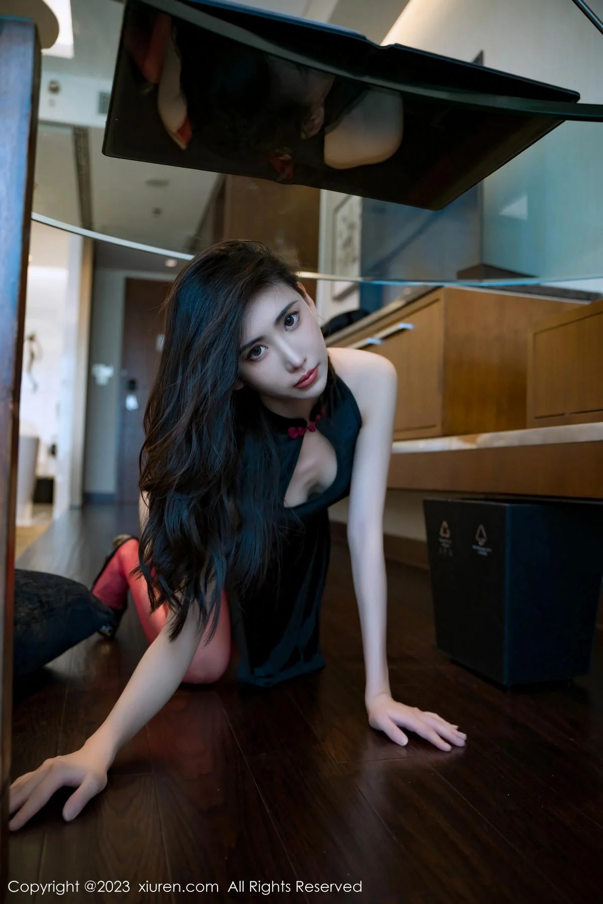 章芃芃性感黑色情趣旗袍配红丝吊袜秀翘臀美腿撩人绝美写真 第 36 张
