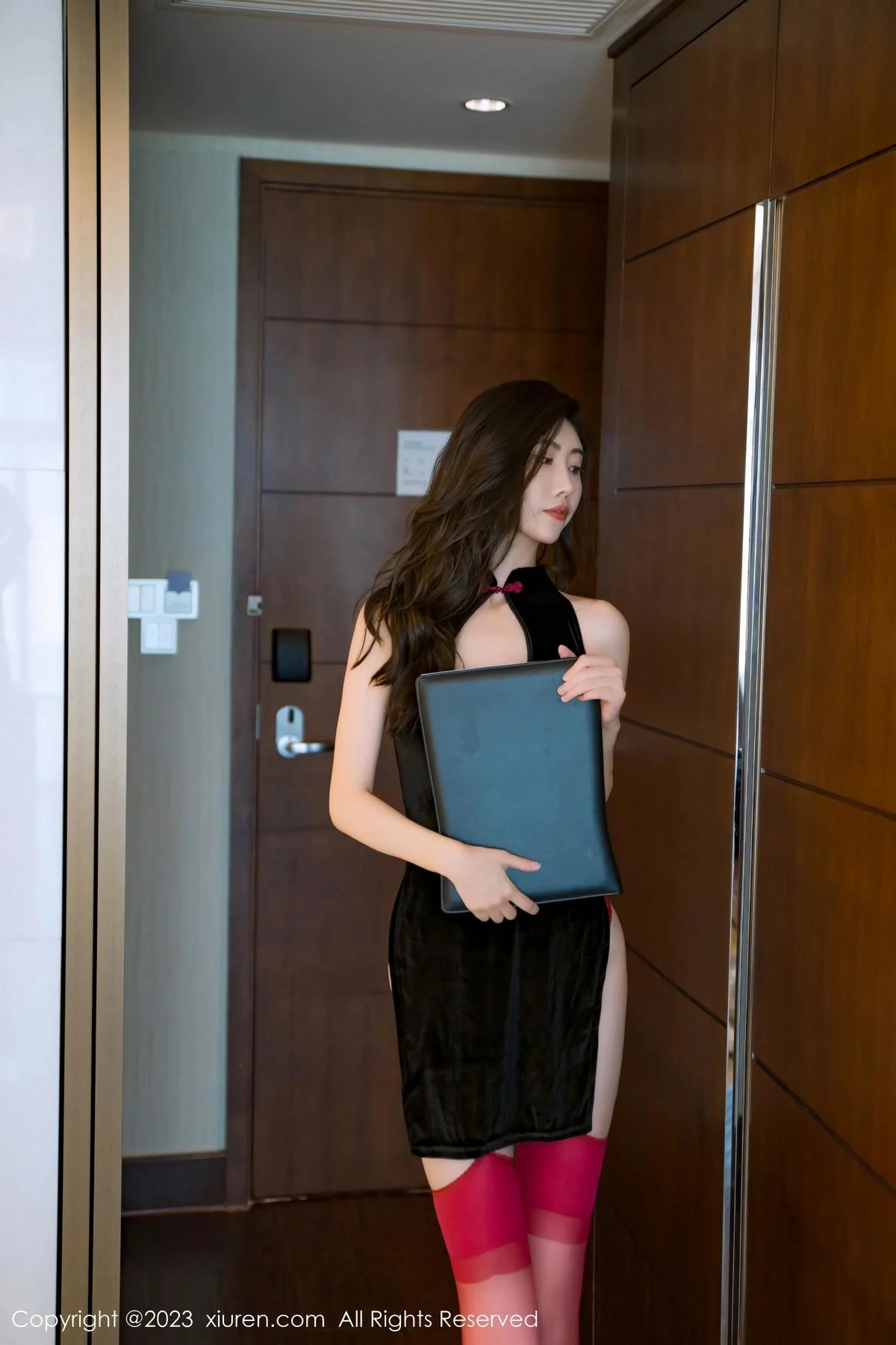 章芃芃性感黑色情趣旗袍配红丝吊袜秀翘臀美腿撩人绝美写真 第 7 张