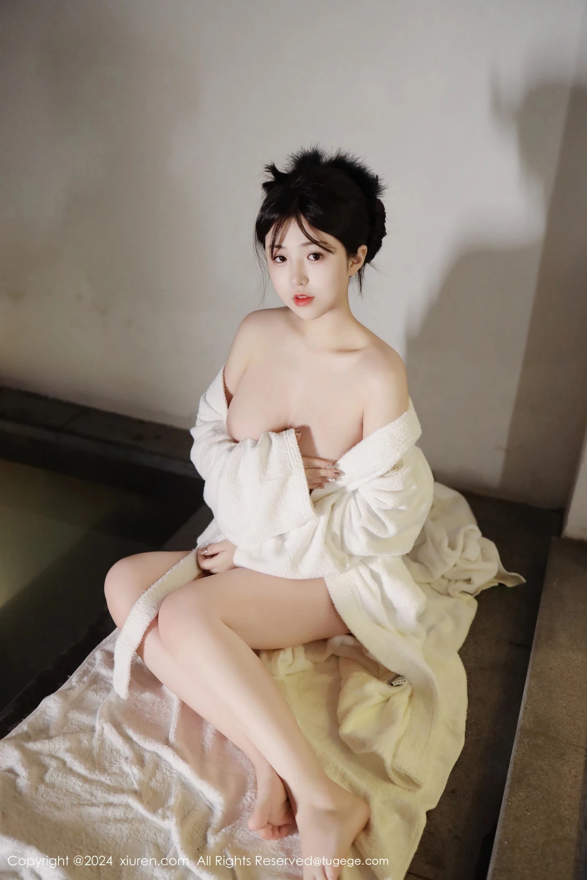 陈小花SPA场景性感白色浴袍秀油亮肌肤曼妙身姿绝美写真 第 15 张