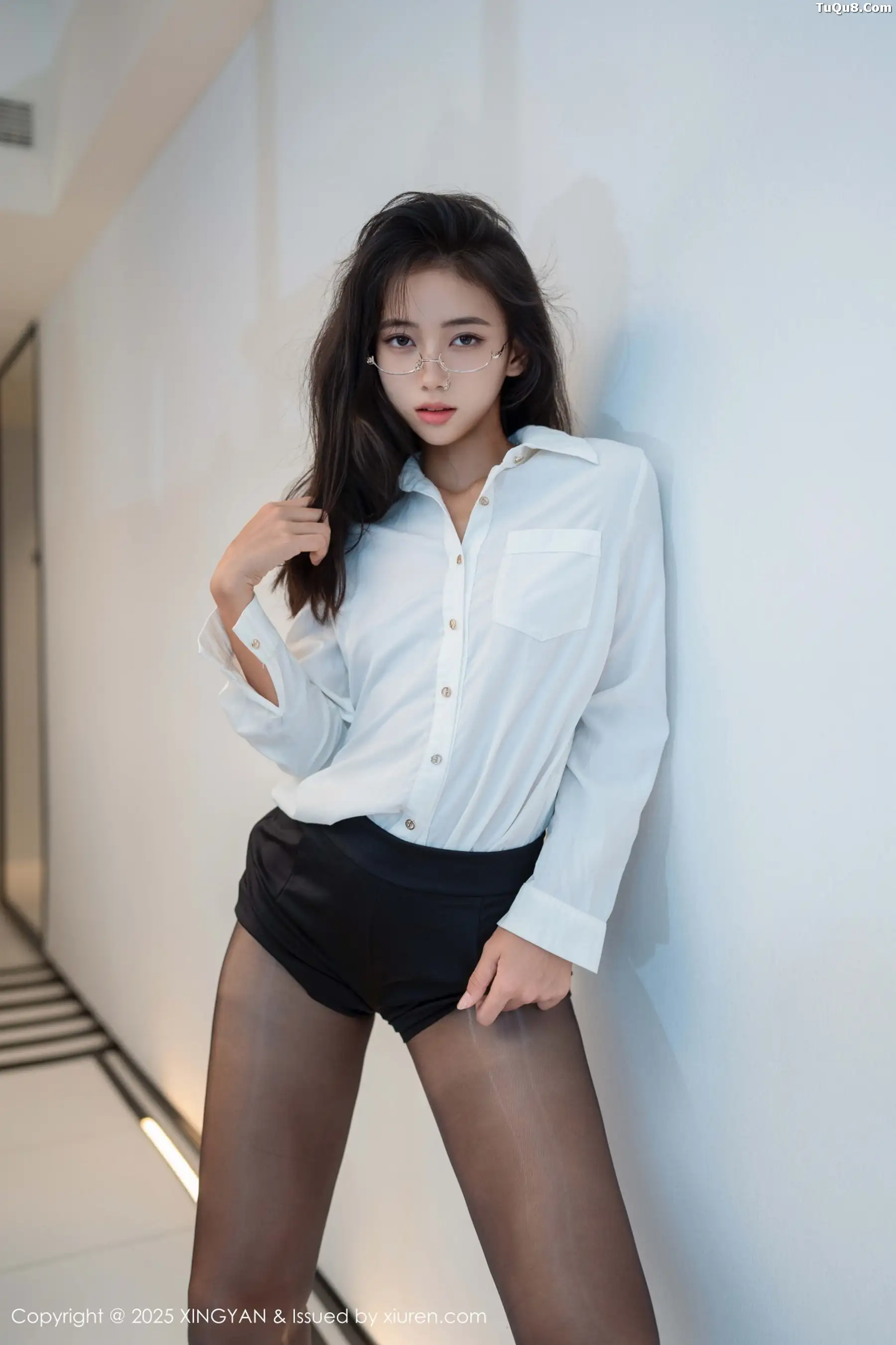 时安安性感白衬衫配黑短裙露超薄黑丝秀柔美身材绝美写真 第 3 张