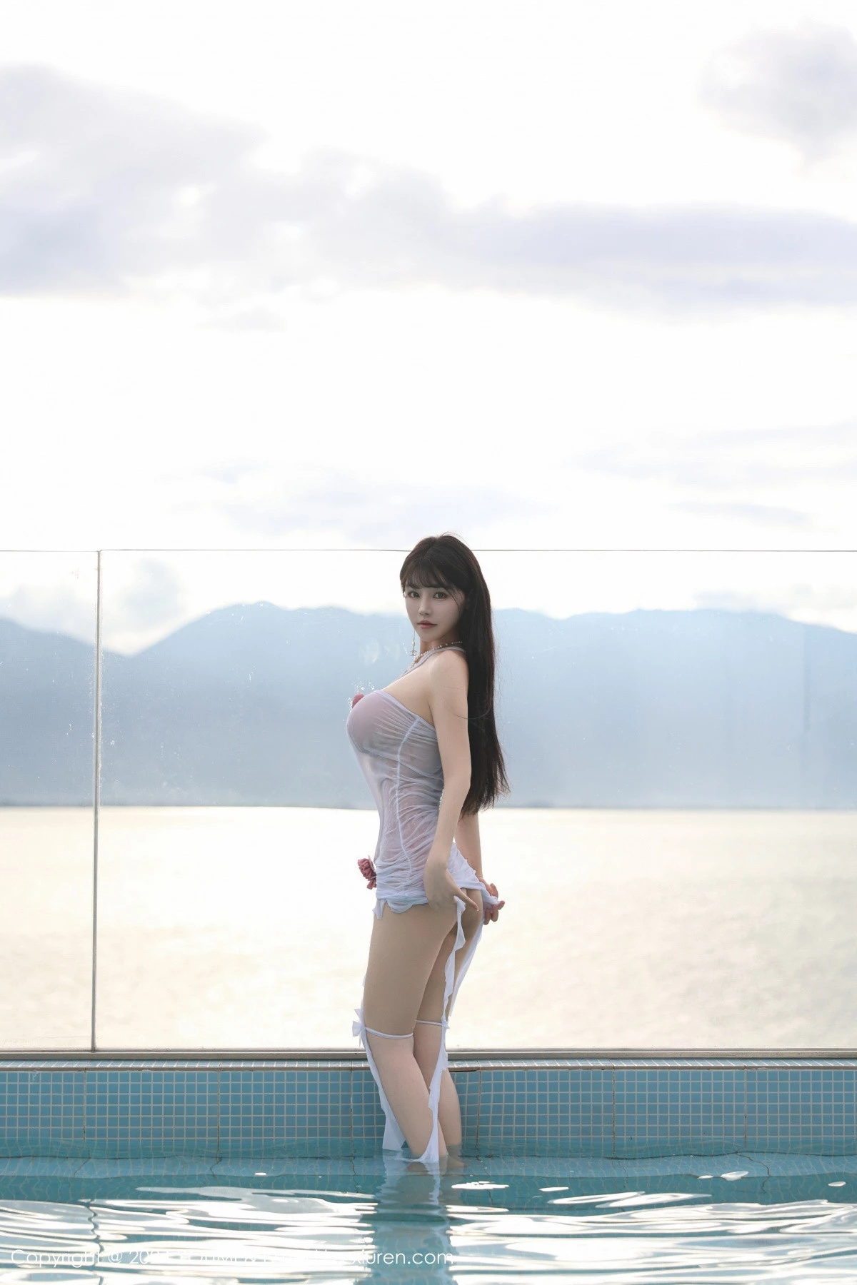 心上可Flora性感白色轻透连衣短裙湿身秀丰满身材绝美写真 第 61 张