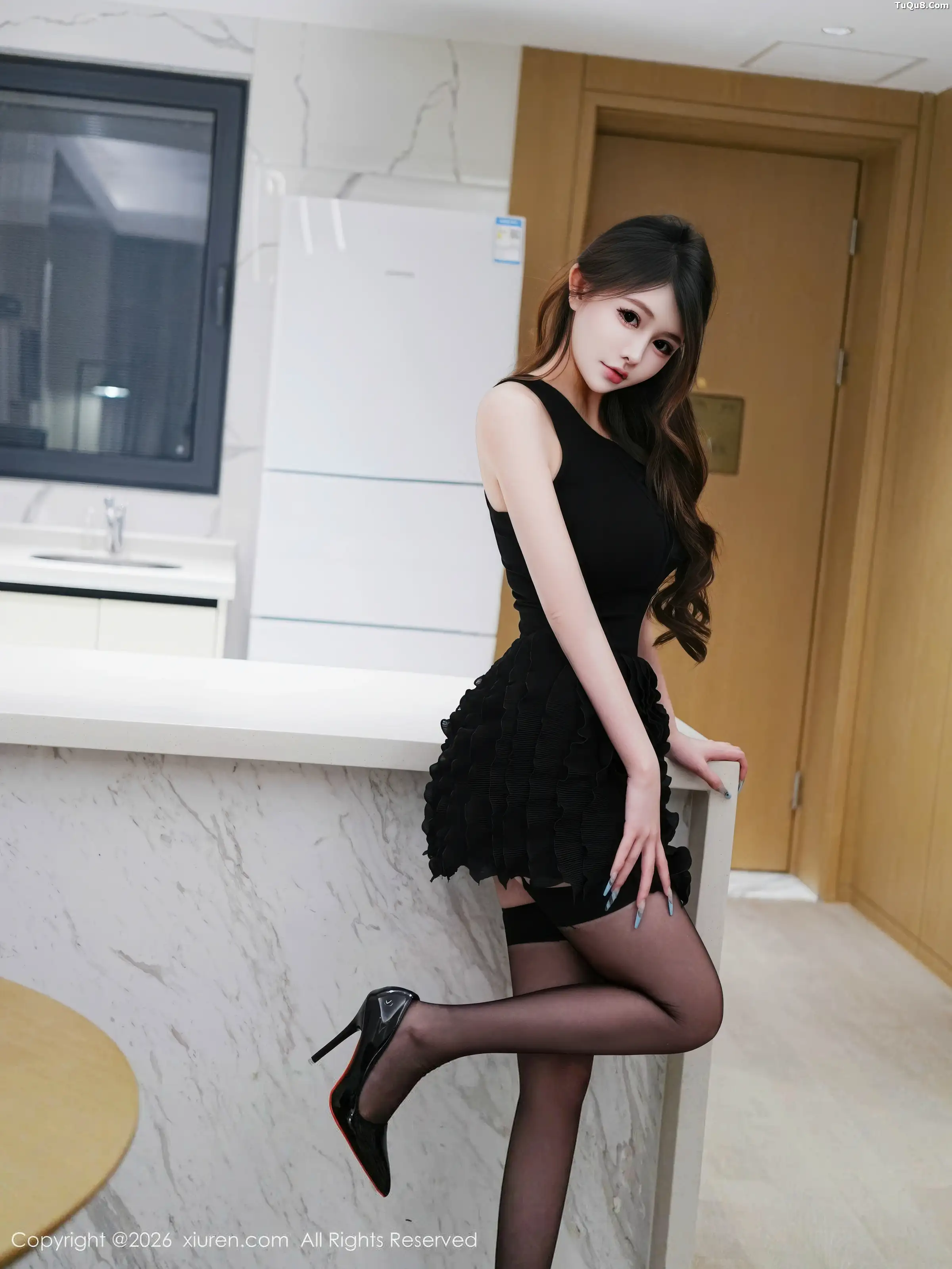 甜妮私房性感黑色短裙配黑丝吊袜秀丰腴身材撩人绝美写真 第 22 张