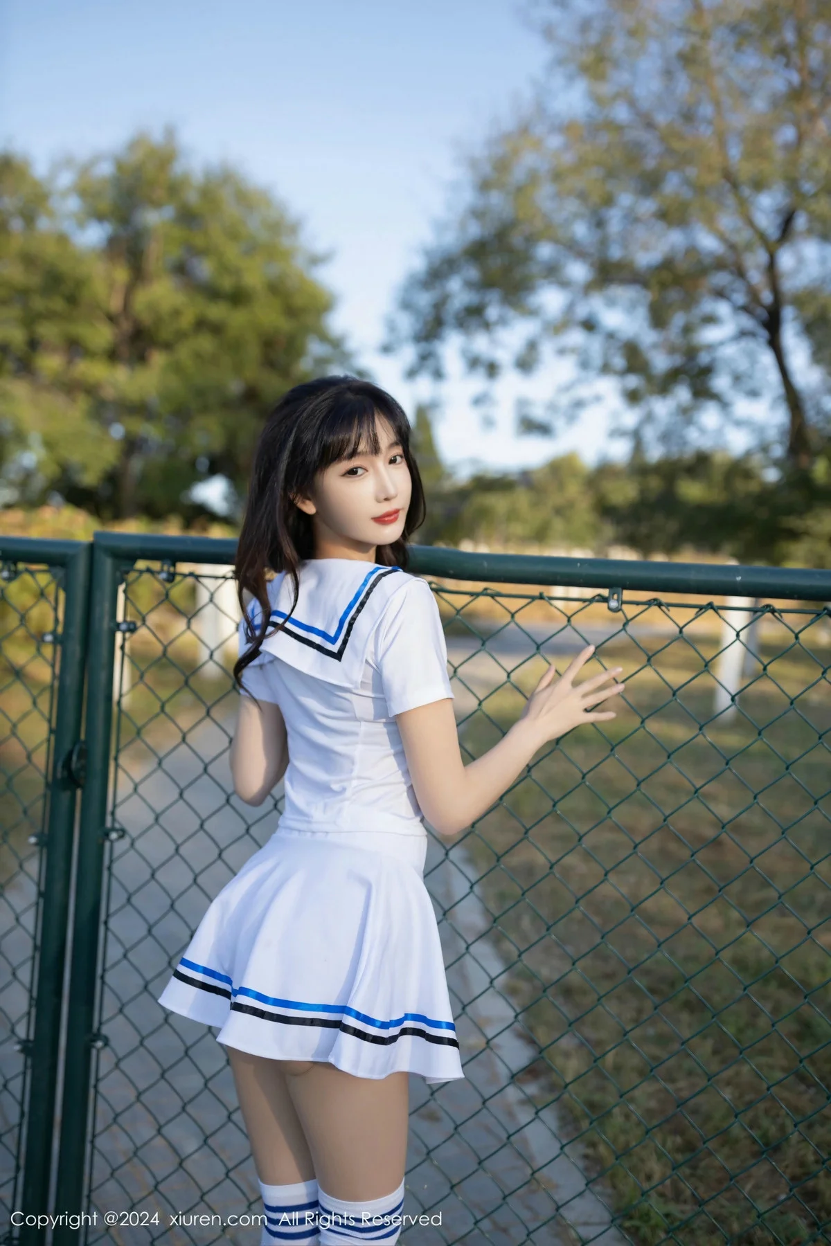 陆萱萱学生套装露黑色蕾丝内衣配开档肉丝秀完美身材绝美写真 第 16 张