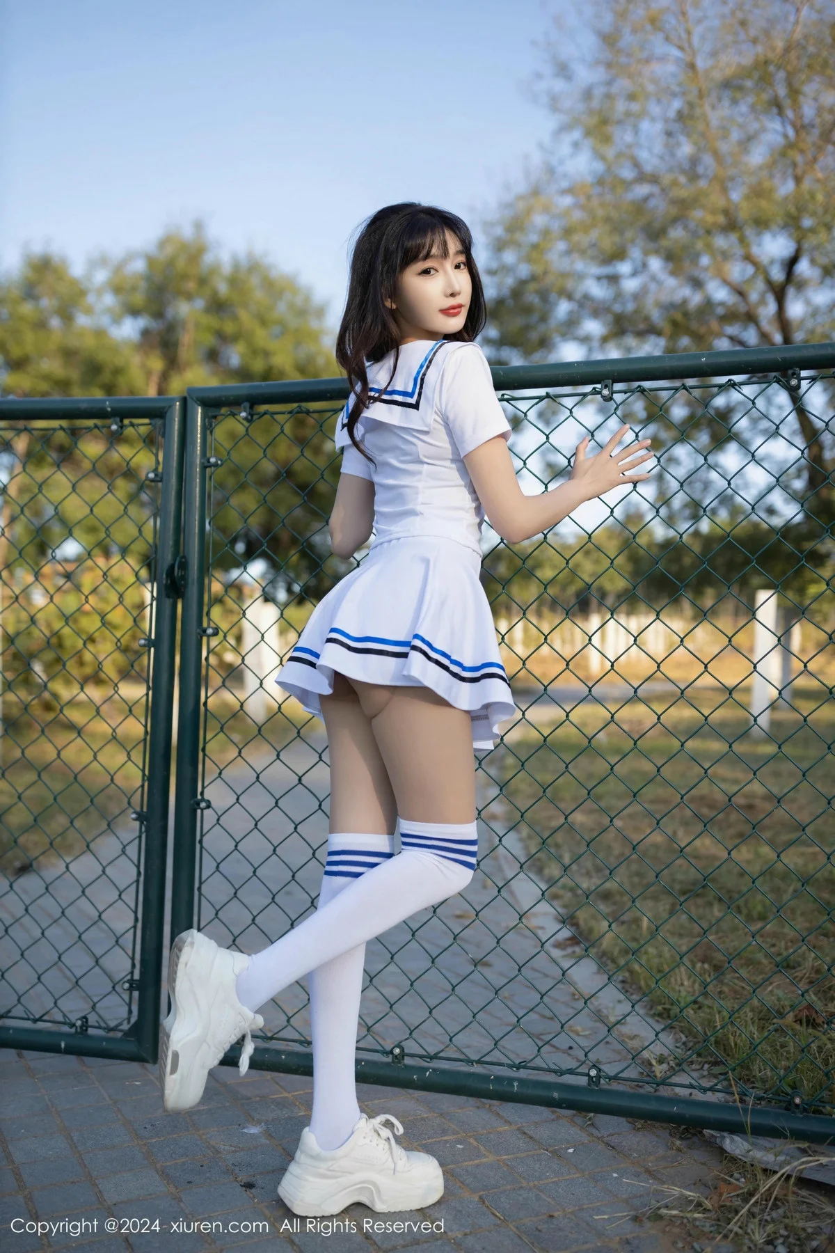 陆萱萱学生套装露黑色蕾丝内衣配开档肉丝秀完美身材绝美写真 第 17 张