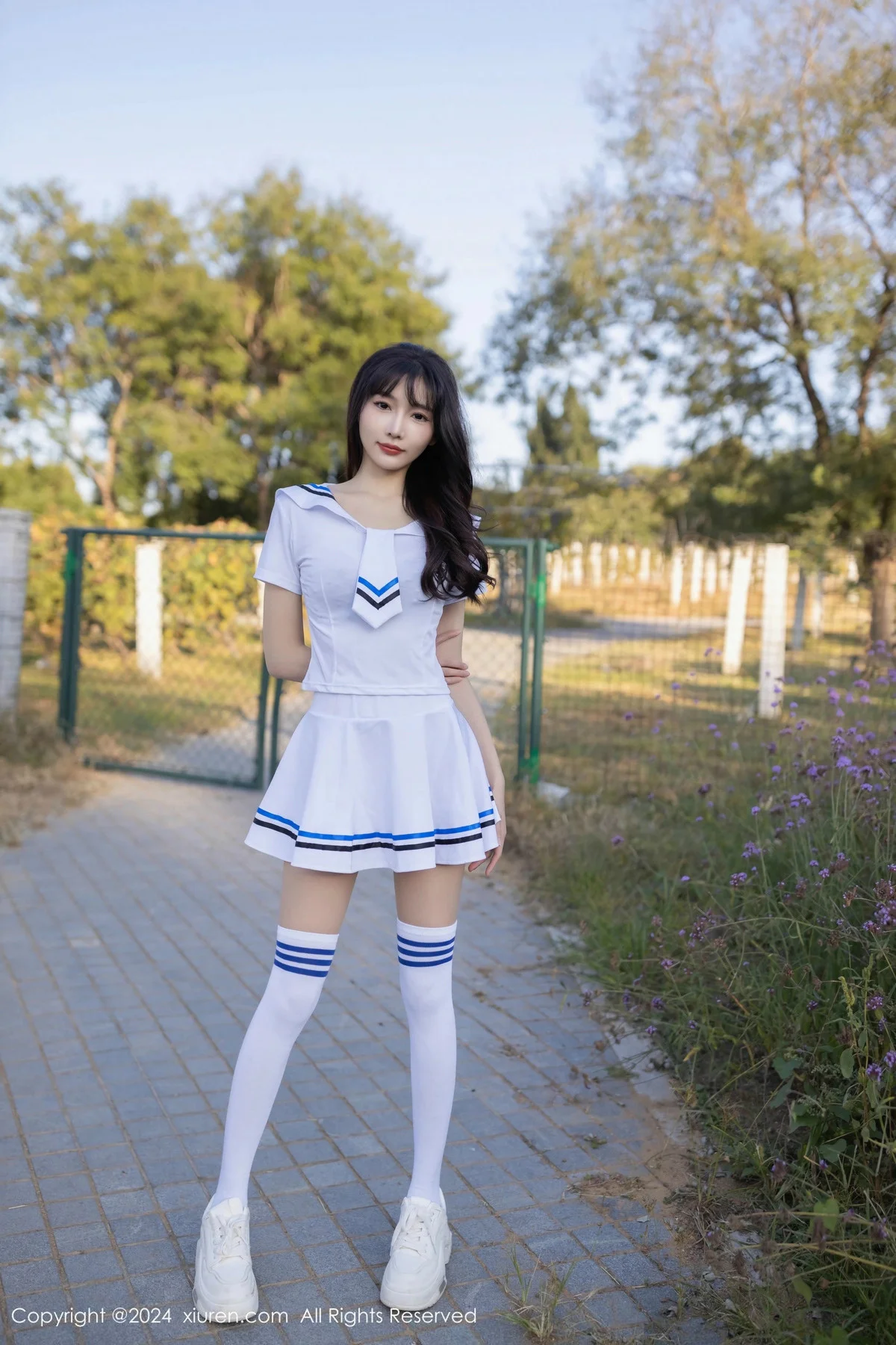 陆萱萱学生套装露黑色蕾丝内衣配开档肉丝秀完美身材绝美写真 第 2 张