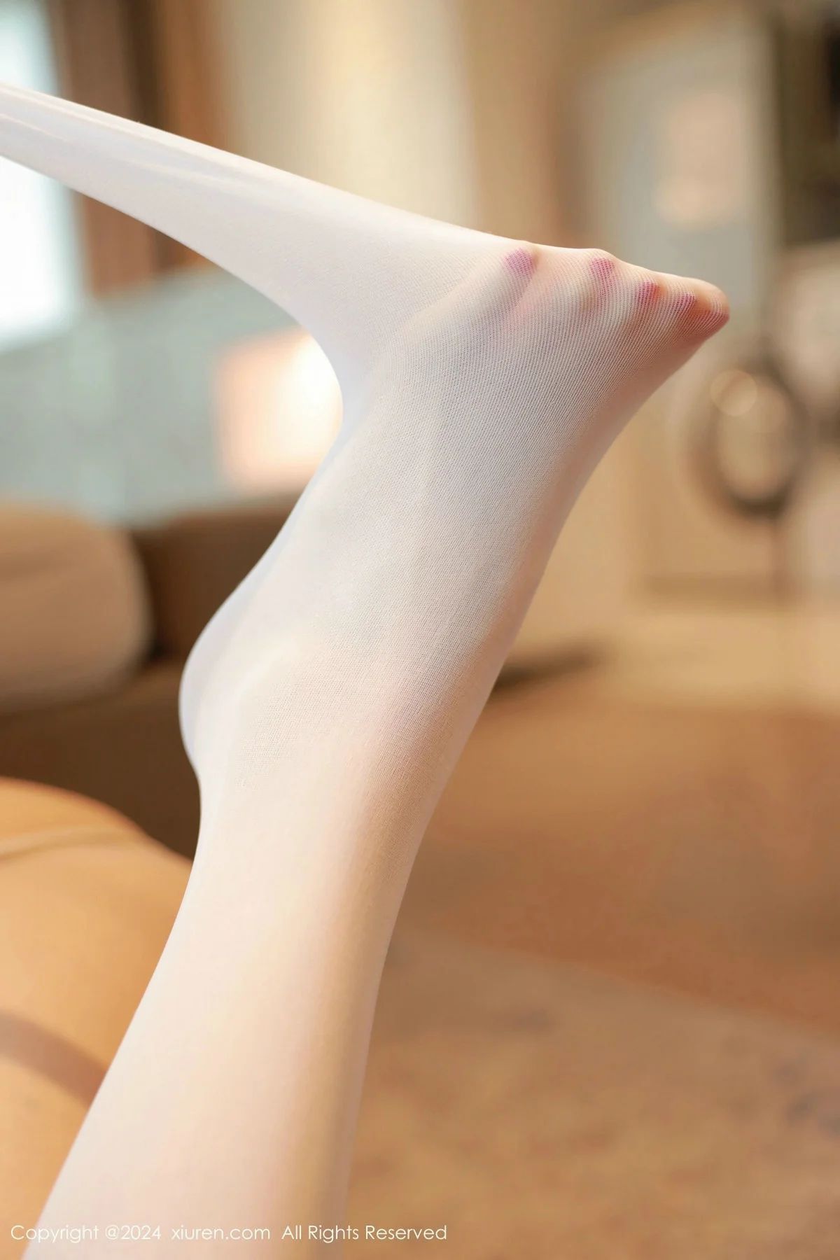 佘贝拉Bella性感黑白女仆装配白色丝袜秀完美身材绝美写真 第 132 张