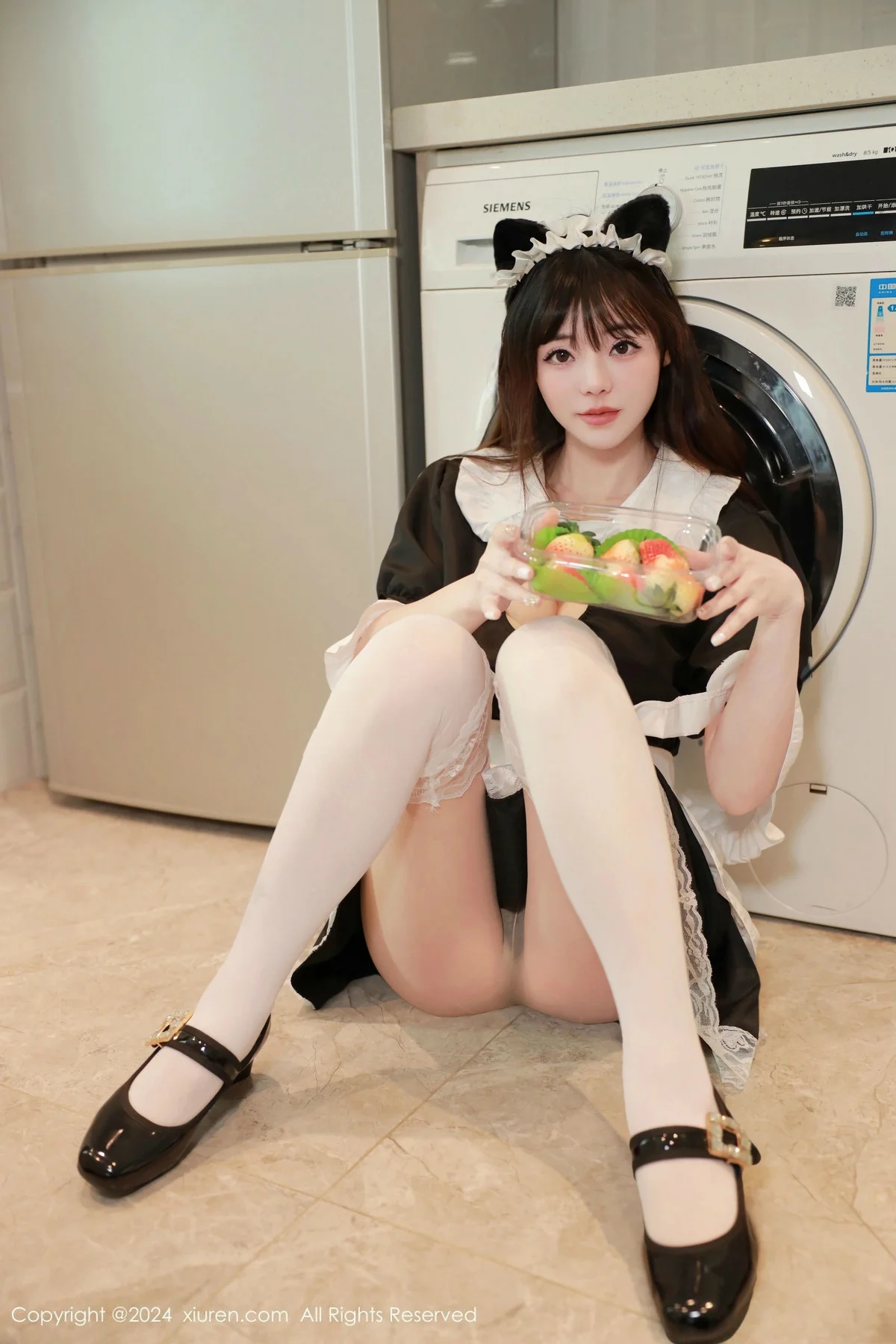 佘贝拉Bella性感黑白女仆装配白色丝袜秀完美身材绝美写真 第 50 张