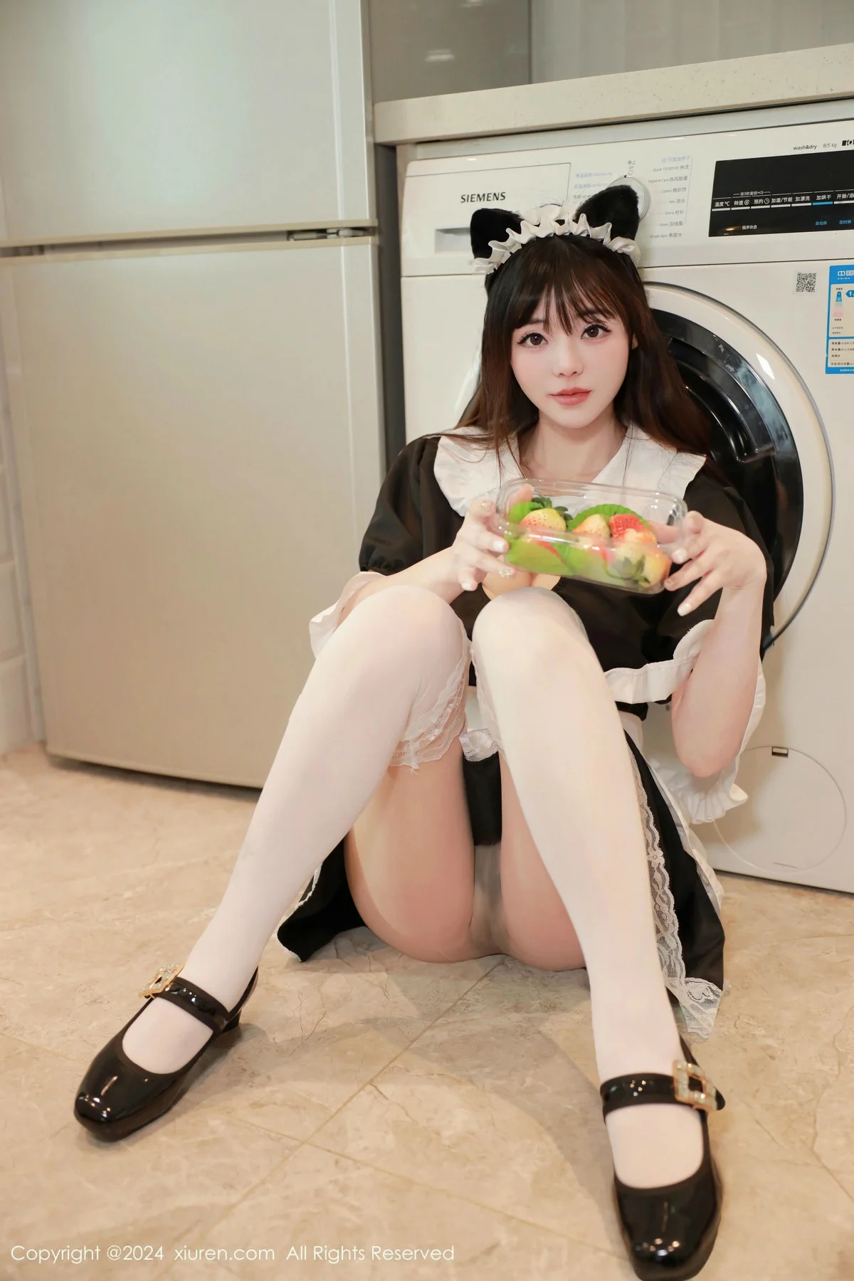 佘贝拉Bella性感黑白女仆装配白色丝袜秀完美身材绝美写真 第 51 张