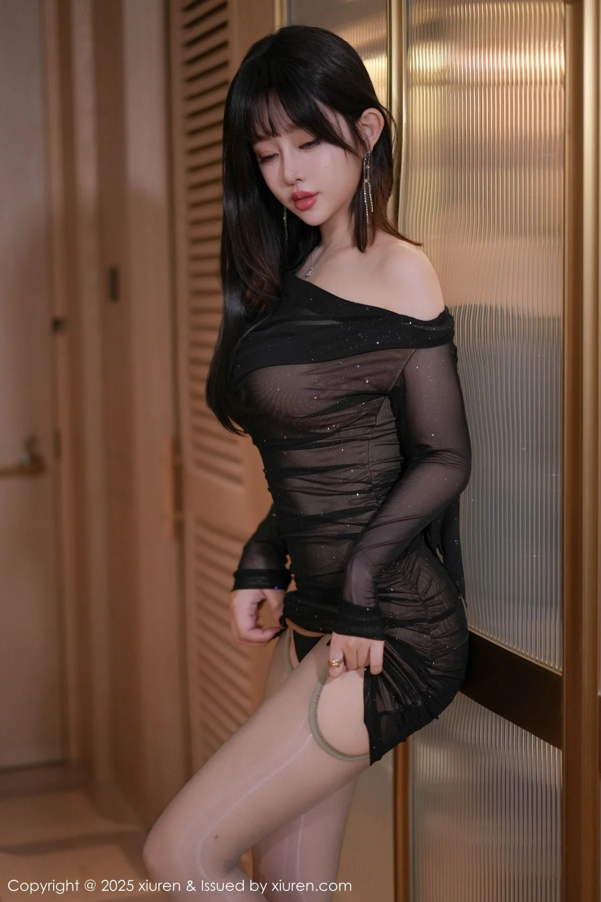 王雨纯性感黑色轻透连衣短裙配闪亮黑丝秀曼妙身材绝美写真 第 28 张