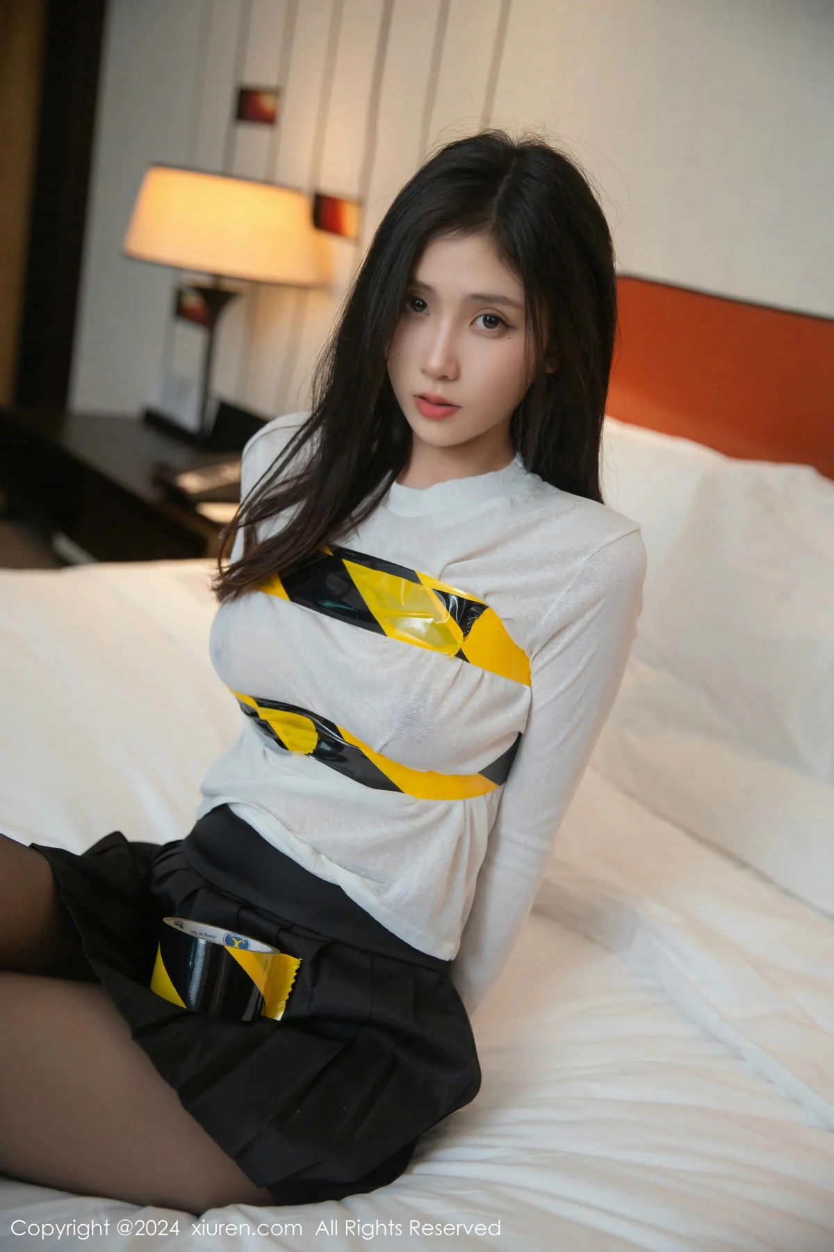 刘婷婷性感白色上衣配黑短裙露超薄黑丝秀曼妙身姿迷人写真 第 23 张