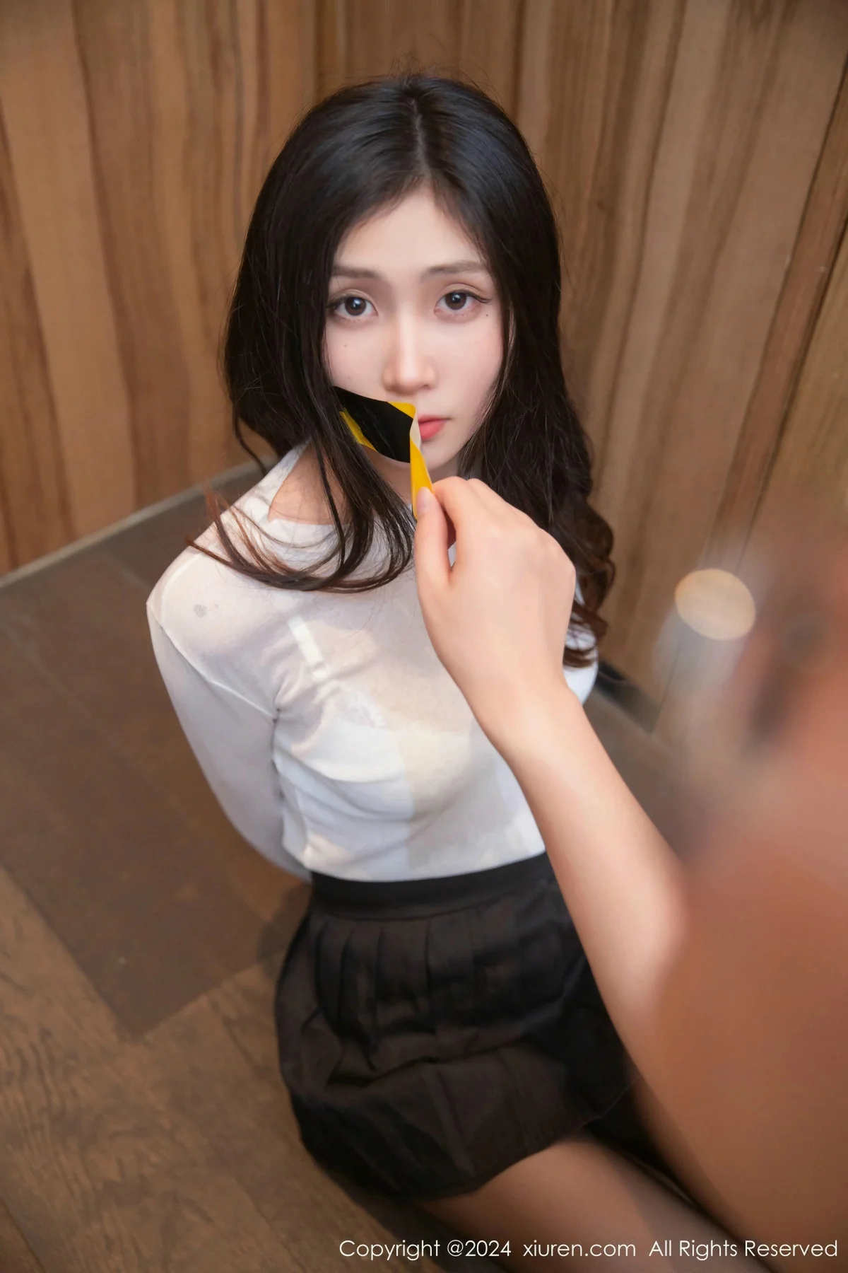 刘婷婷性感白色上衣配黑短裙露超薄黑丝秀曼妙身姿迷人写真 第 8 张