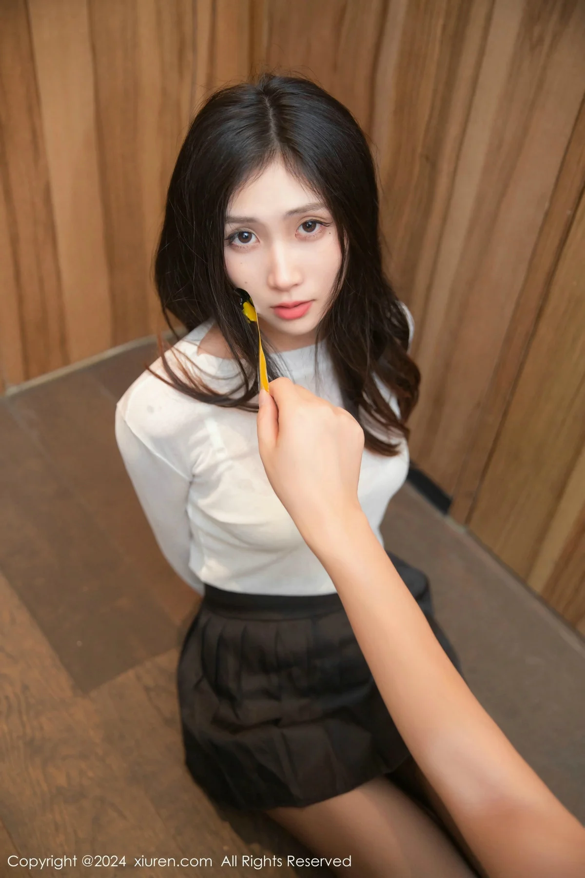 刘婷婷性感白色上衣配黑短裙露超薄黑丝秀曼妙身姿迷人写真 第 9 张