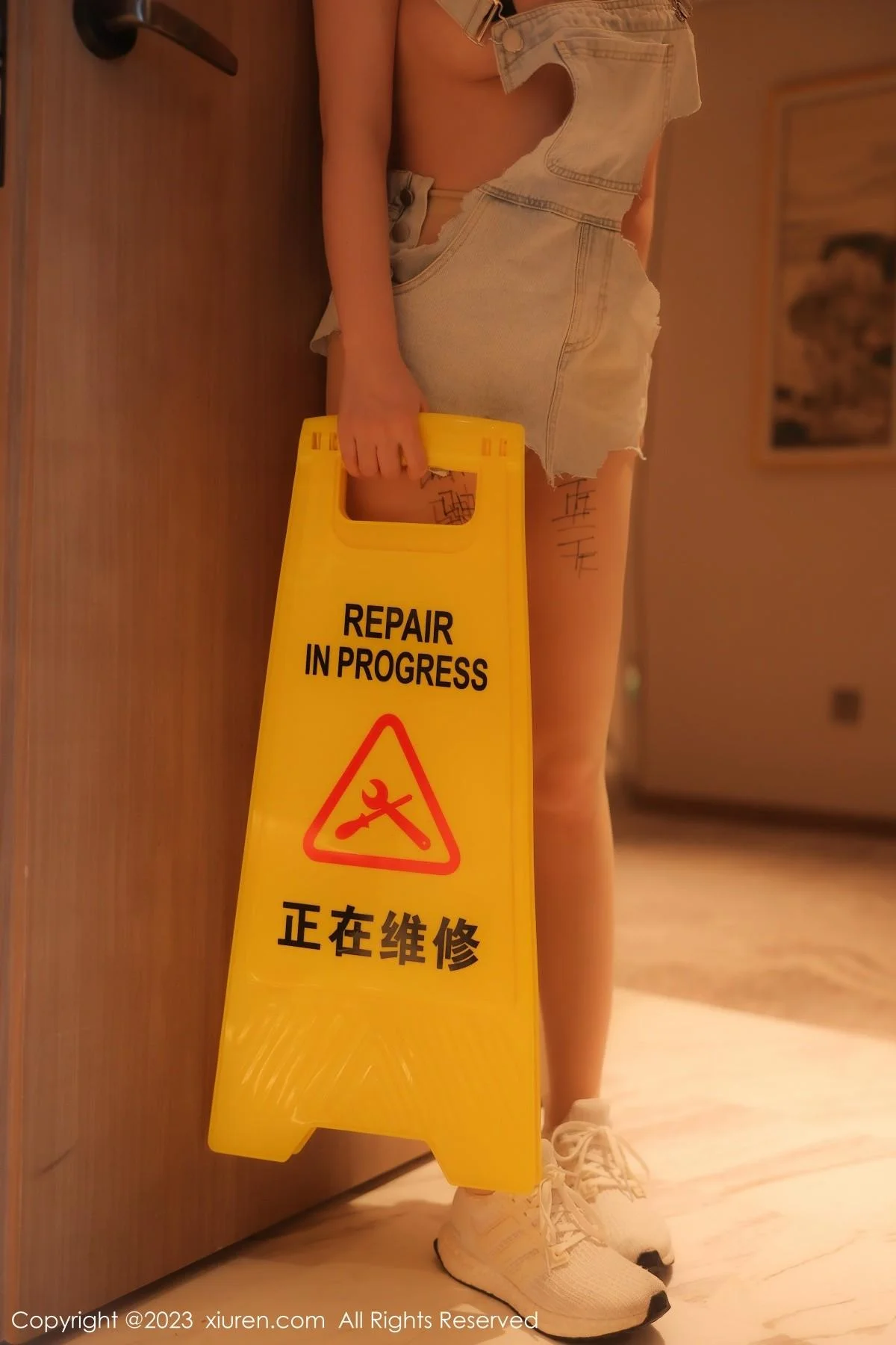 豆瓣酱性感维修工装扮超薄无内肉丝秀火辣身材绝美写真 第 2 张