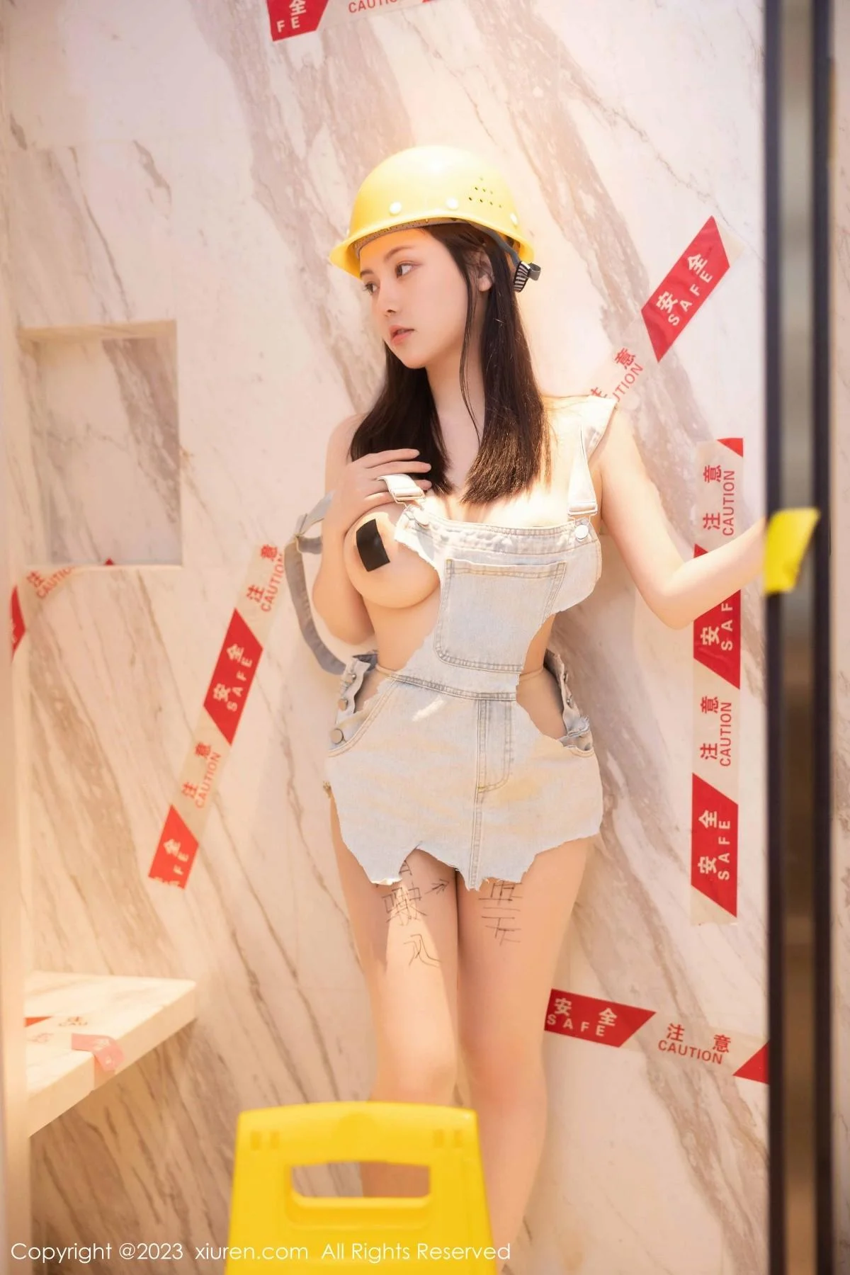 豆瓣酱性感维修工装扮超薄无内肉丝秀火辣身材绝美写真 第 21 张