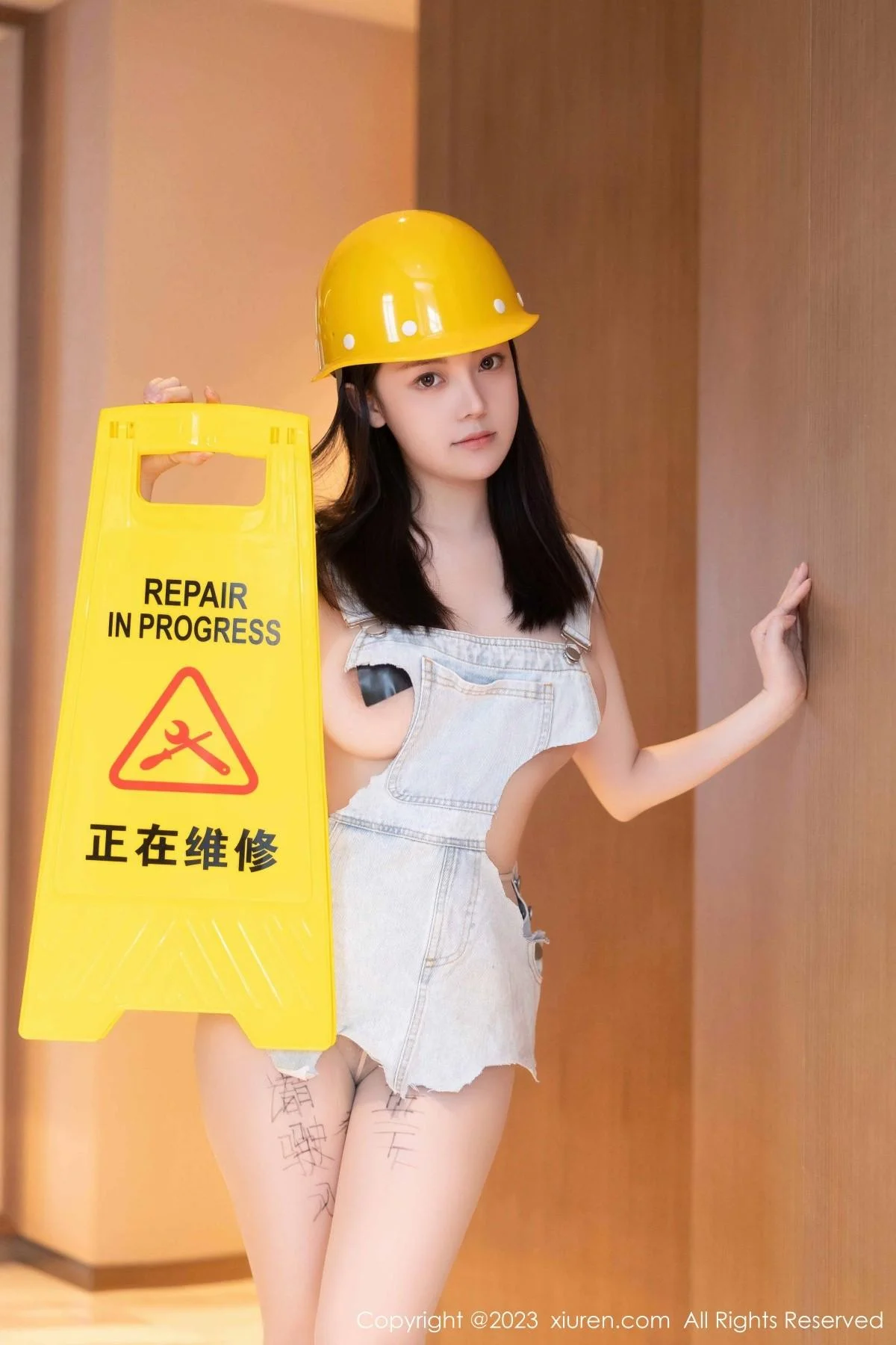 豆瓣酱性感维修工装扮超薄无内肉丝秀火辣身材绝美写真 第 3 张
