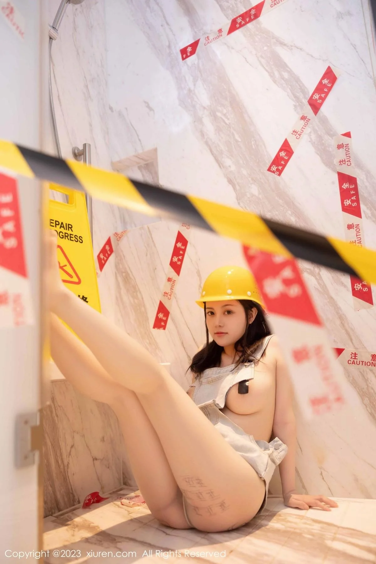 豆瓣酱性感维修工装扮超薄无内肉丝秀火辣身材绝美写真 第 35 张