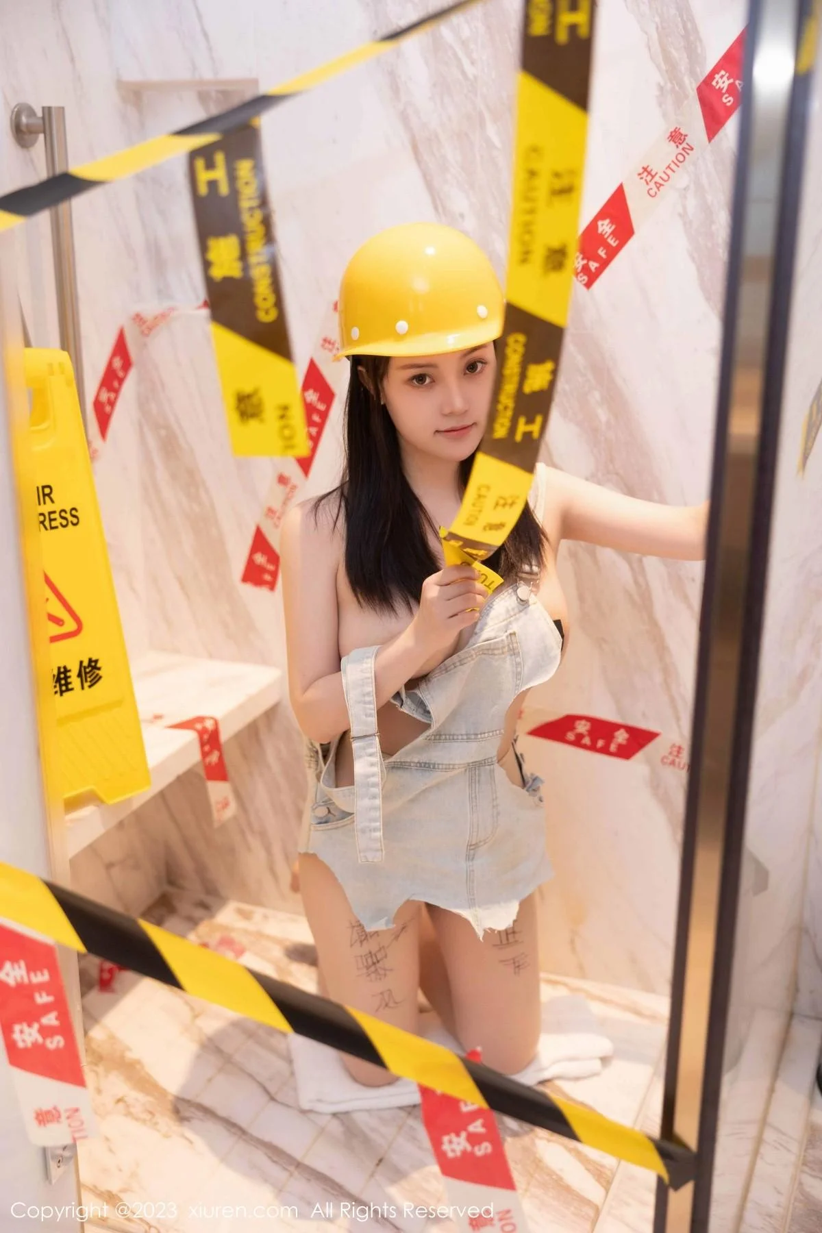 豆瓣酱性感维修工装扮超薄无内肉丝秀火辣身材绝美写真 第 39 张