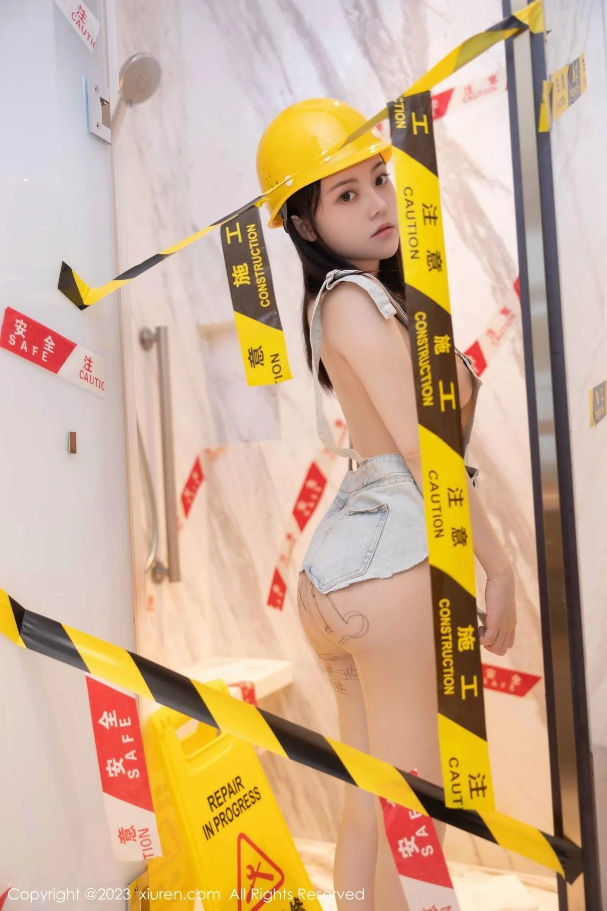 豆瓣酱性感维修工装扮超薄无内肉丝秀火辣身材绝美写真 第 47 张