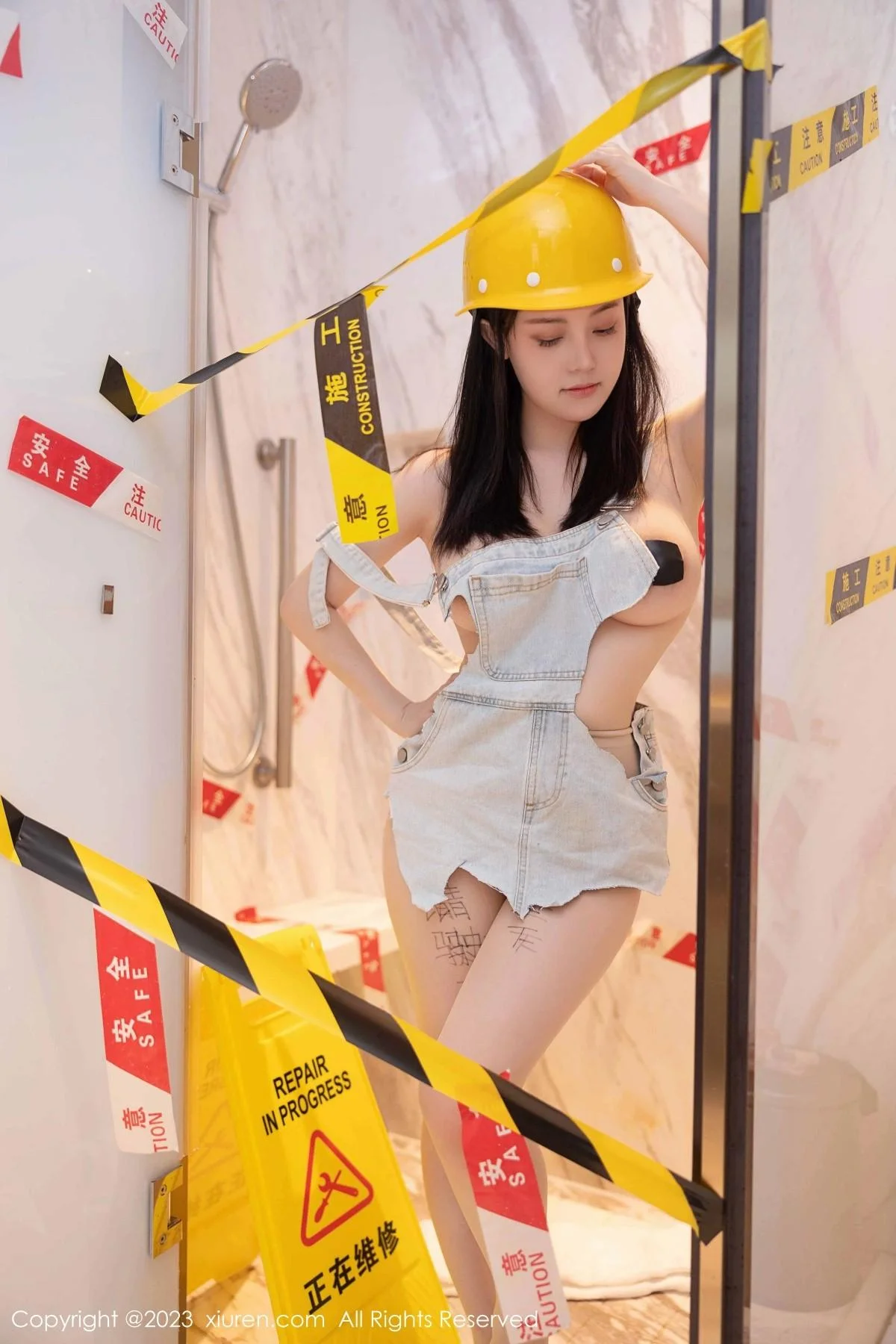 豆瓣酱性感维修工装扮超薄无内肉丝秀火辣身材绝美写真 第 48 张