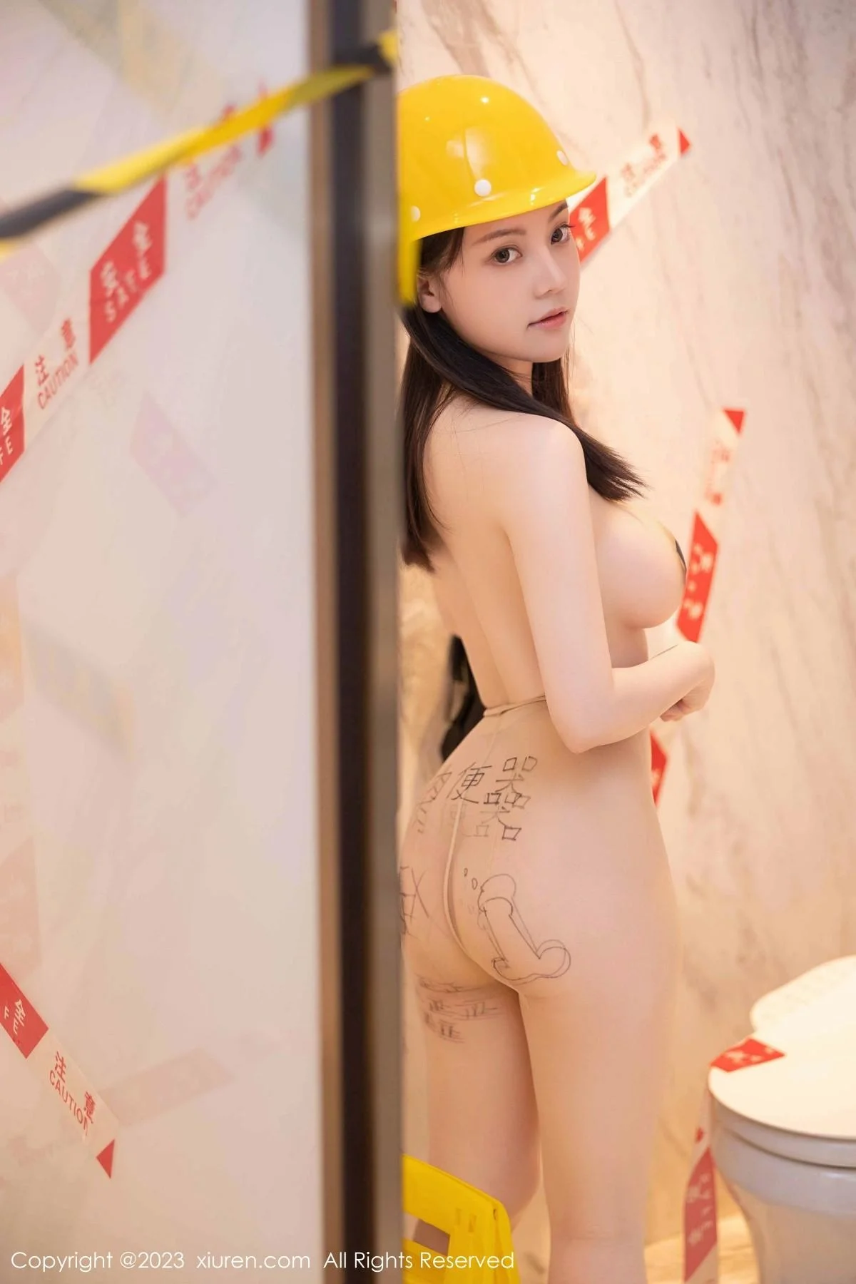 豆瓣酱性感维修工装扮超薄无内肉丝秀火辣身材绝美写真 第 79 张