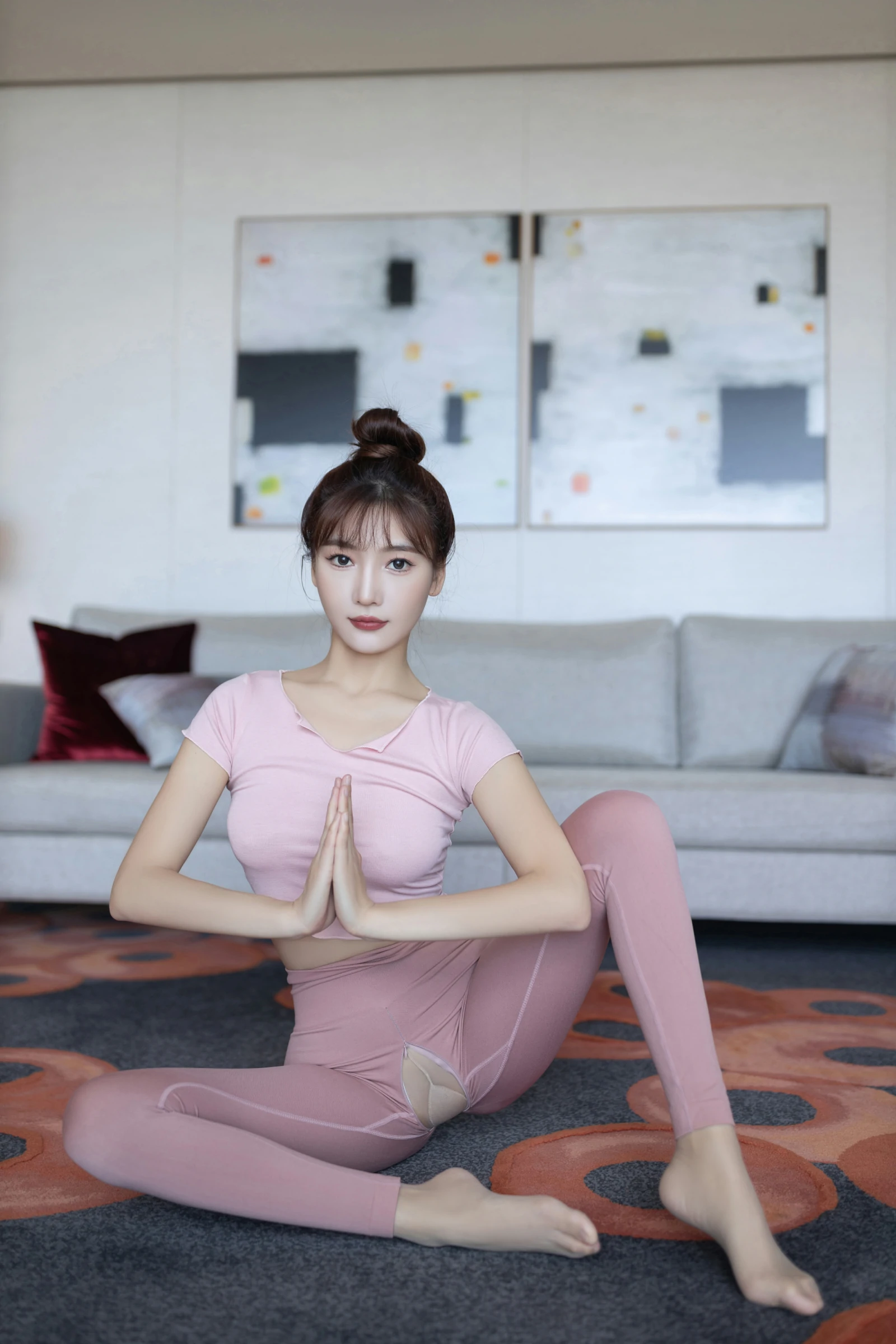 [秀人付费] 陆萱萱 诱人私拍福利 开档瑜伽裤 第 12 张