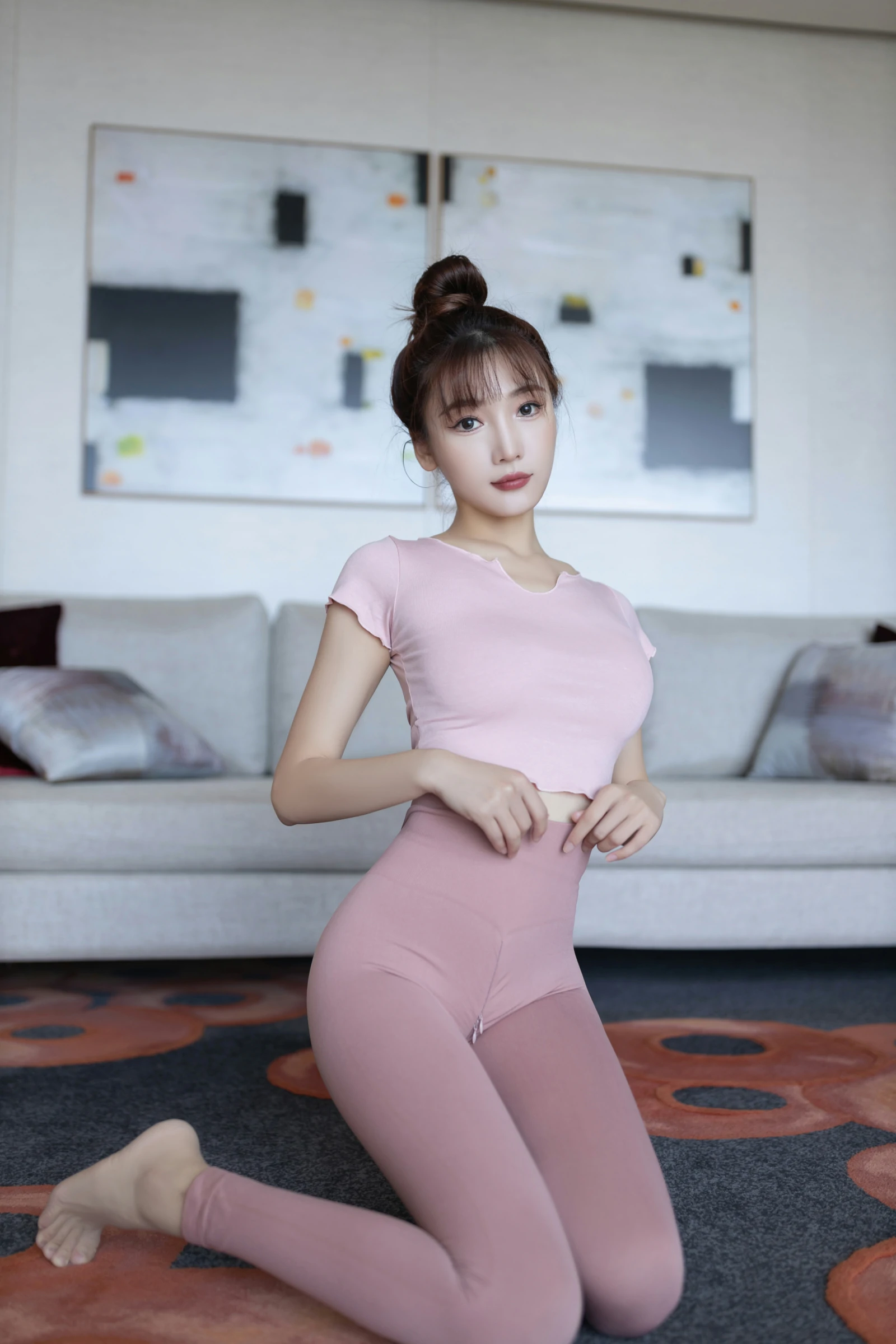 [秀人付费] 陆萱萱 诱人私拍福利 开档瑜伽裤 第 5 张
